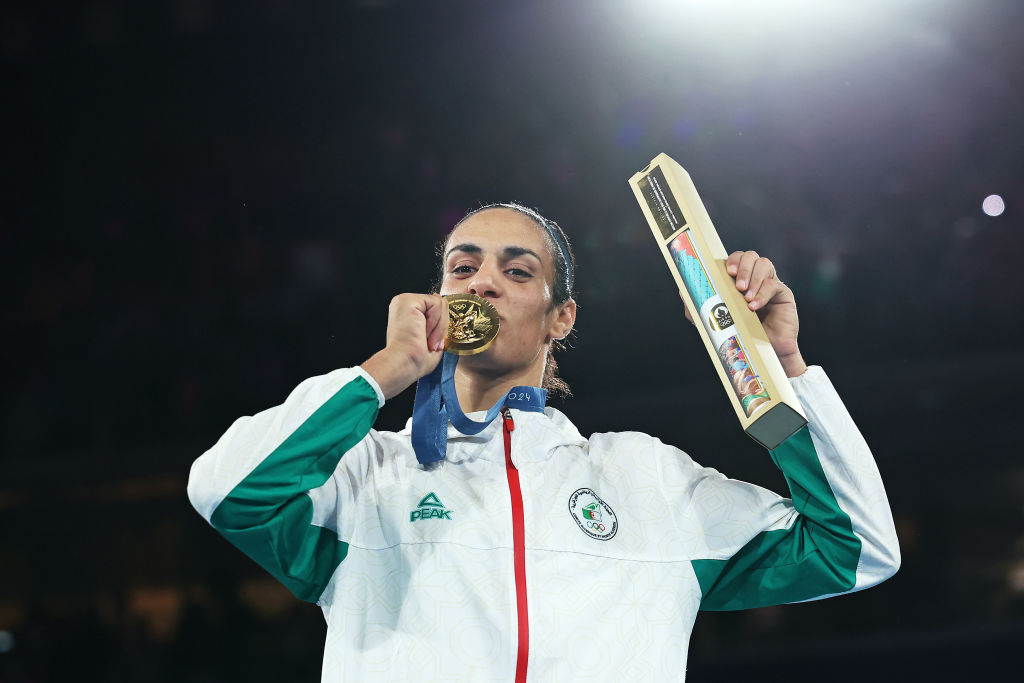 L'athlète algérienne Imane Khelif embrasse sa médaille d'or lors de la cérémonie de remise des médailles après la finale de boxe féminine des 66 kg, le quatorzième jour des Jeux olympiques de Paris 2024 à Roland-Garros, le 9 août 2024 à Paris, en France.