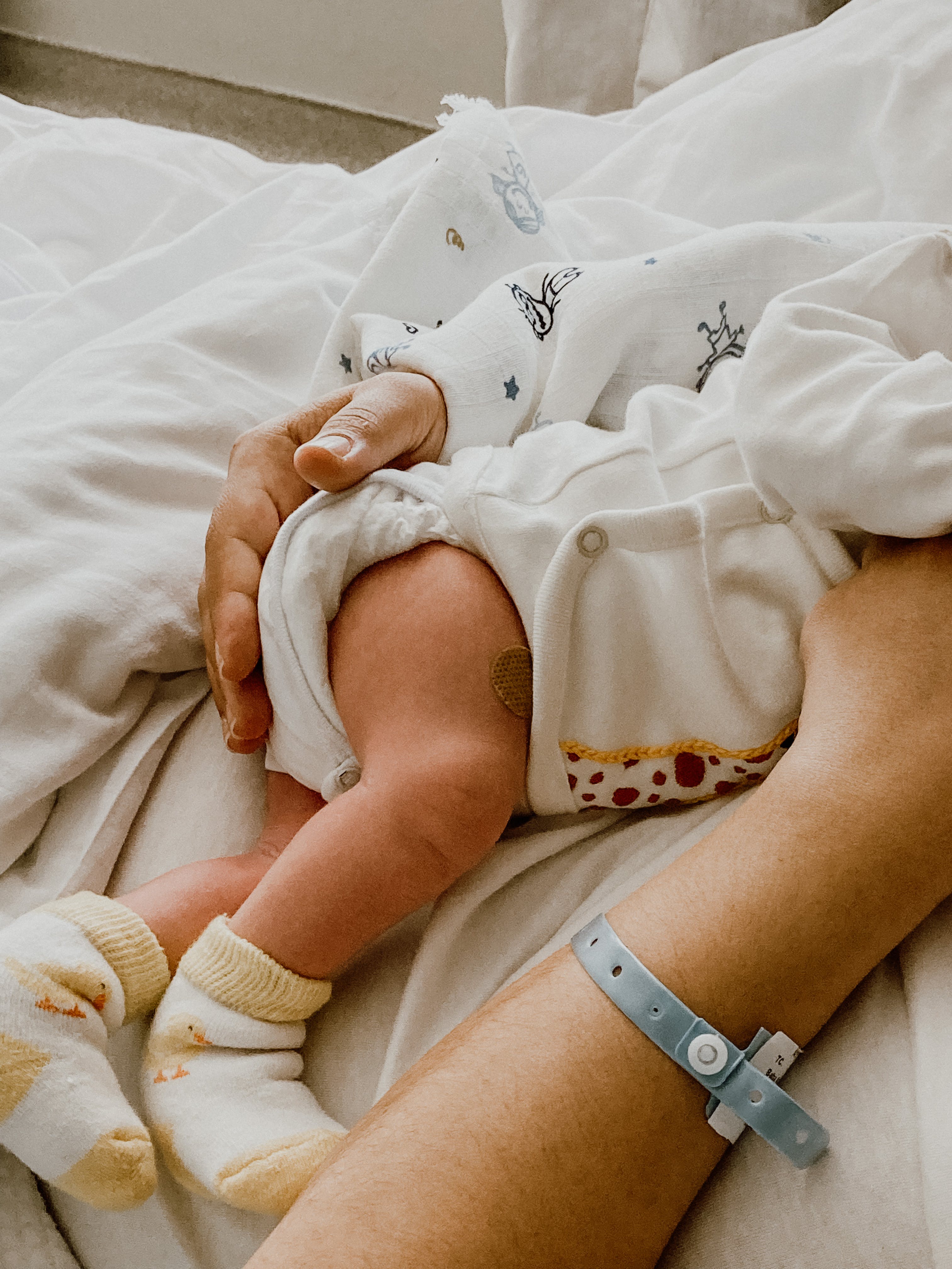 Mujer en el hospital con su bebé | Fuente: Pexels