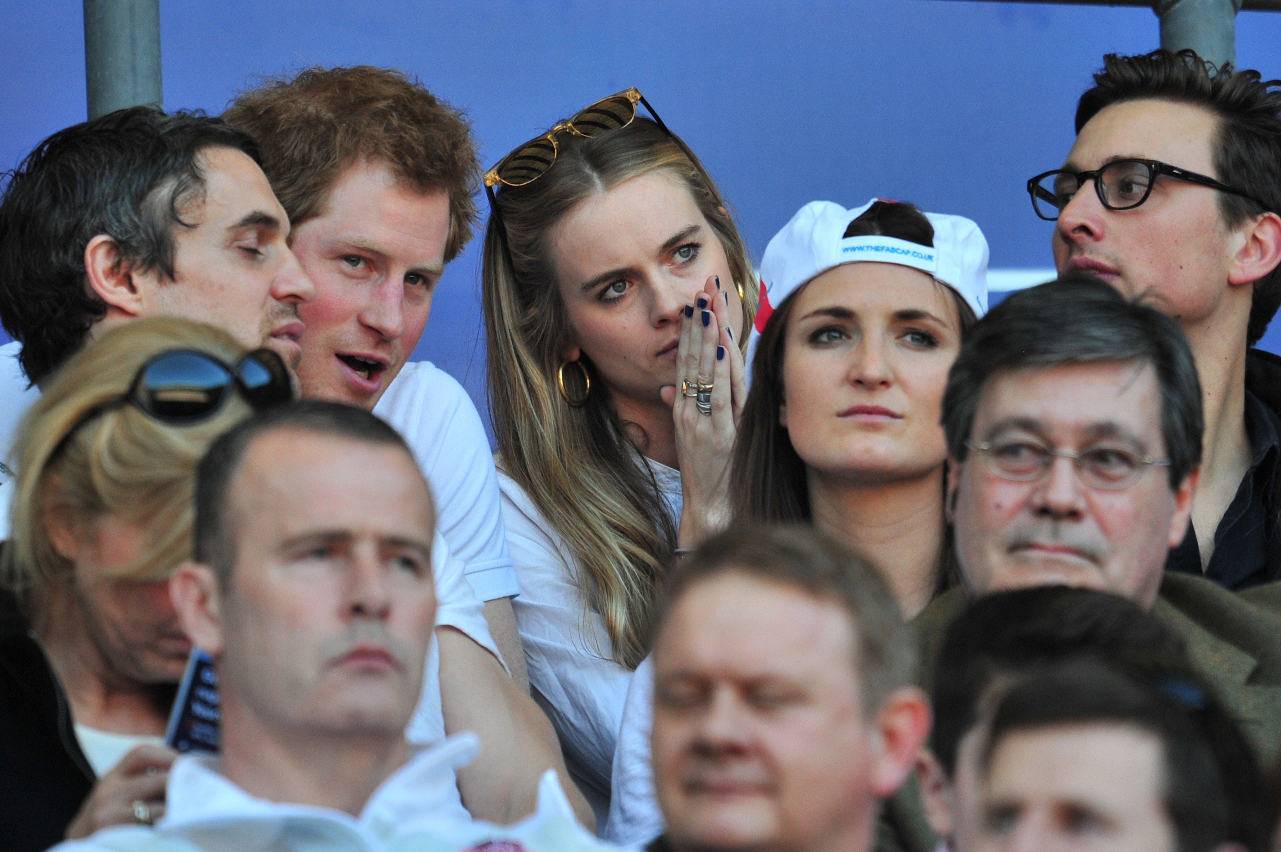 Le prince Harry et Cressida Bonas regardent le match lors de la rencontre de l'Union internationale de rugby des Six Nations à Twickenham, le 9 mars 2014 à Londres. | Source : Getty Images