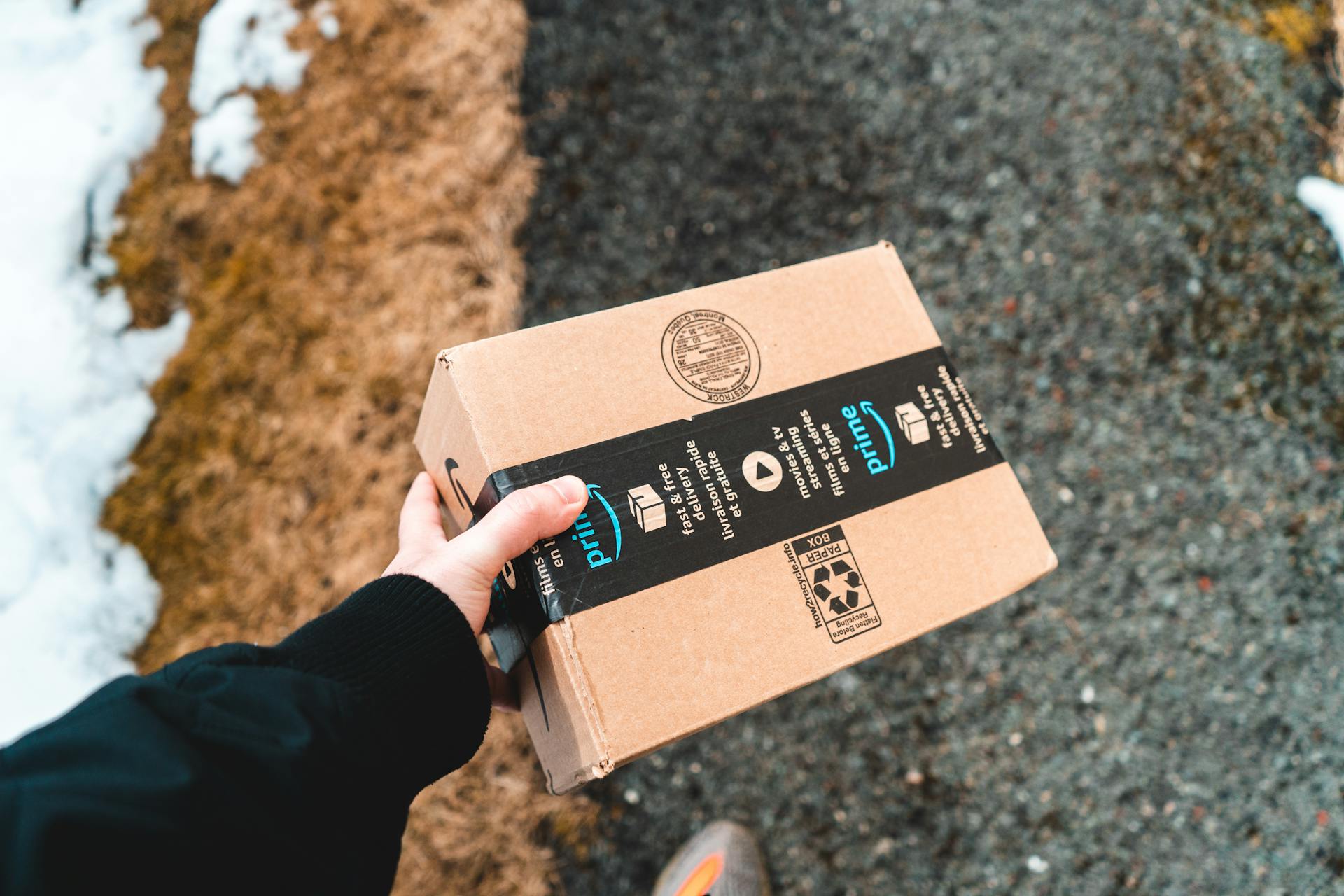 Une personne tenant un colis Amazon | Source : Pexels