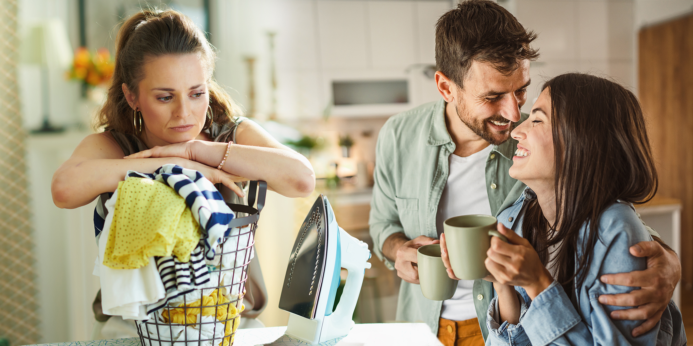 Une femme qui pense à son mari en train de prendre un café avec une autre femme | Source : Shutterstock