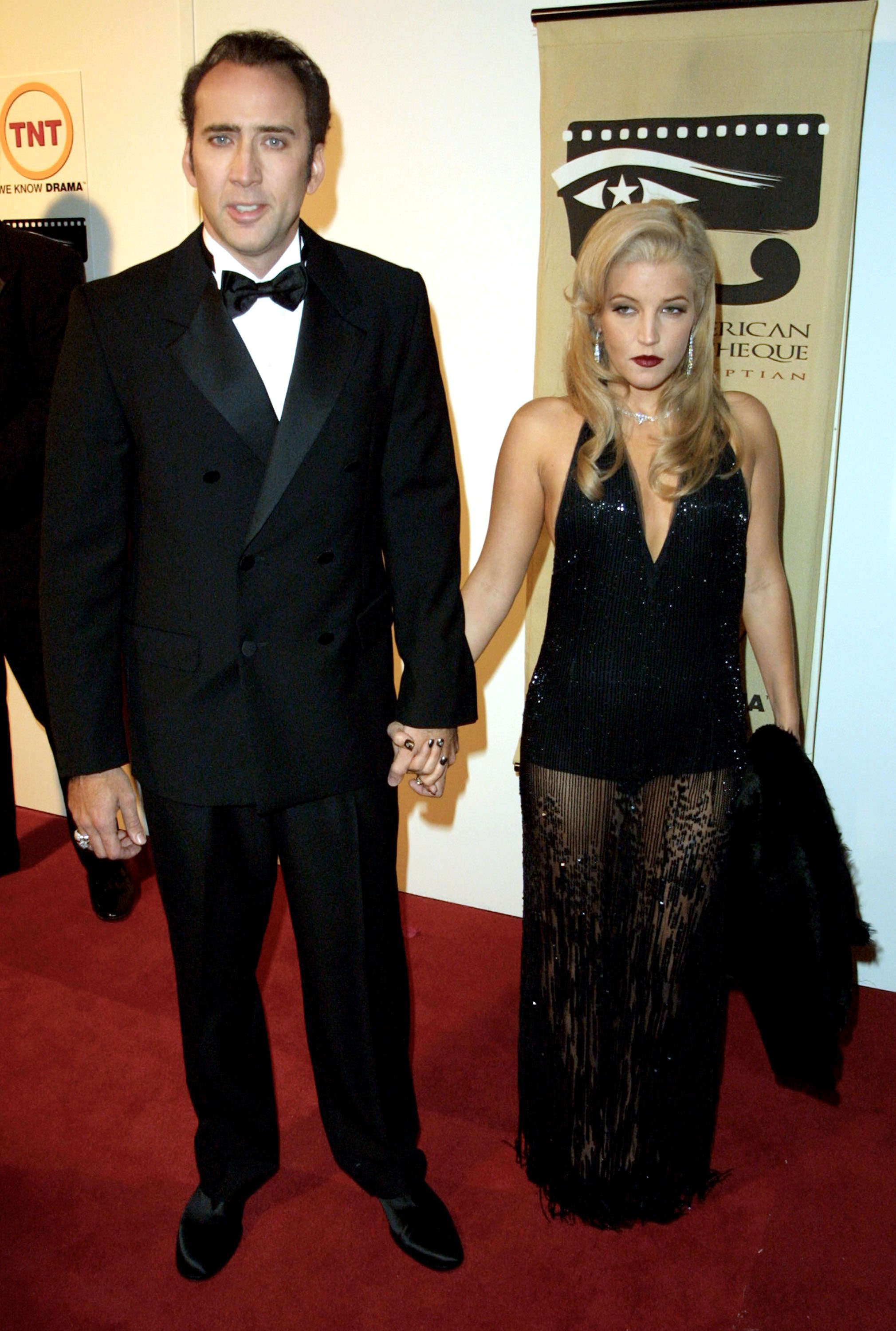 L'acteur Nicolas Cage et Lisa Marie Presley arrivent à la 16e édition du prix annuel de l'American Cinematheque, le 28 octobre 2001 |Source : Getty Images