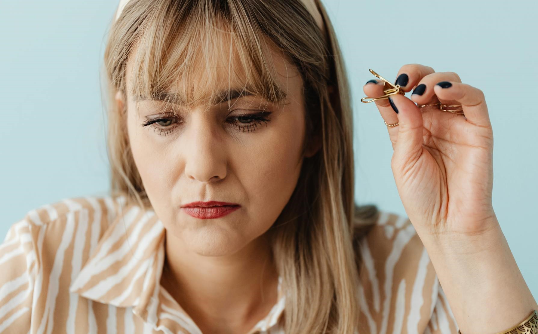 Une femme qui regarde vers le bas | Source : Pexels