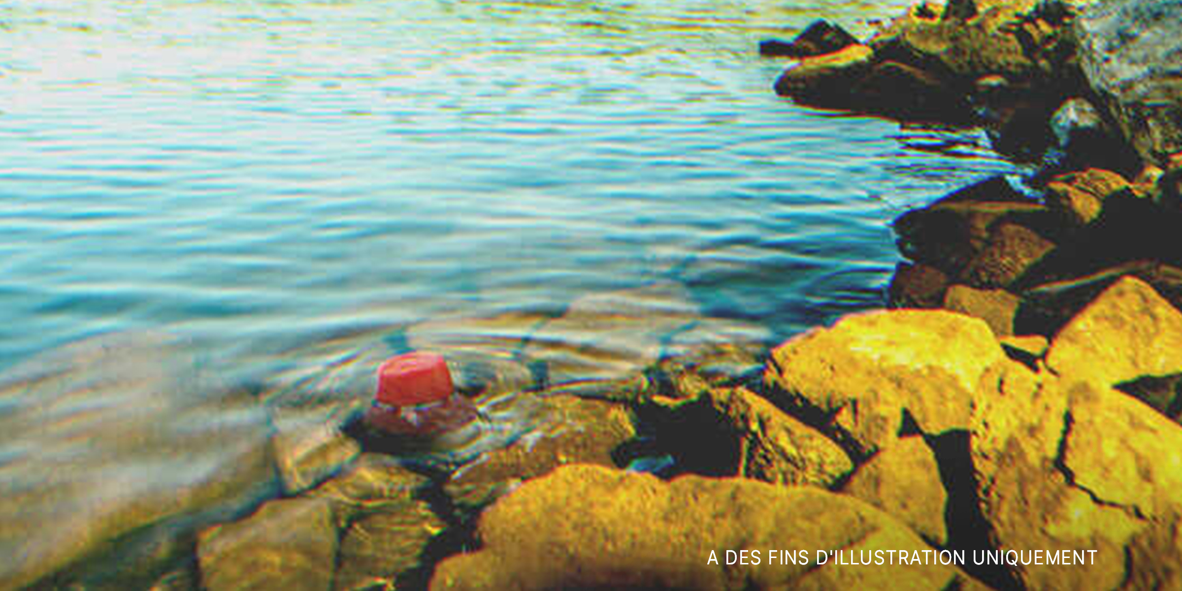 Un chapeau flottant dans un lac | Source : Shutterstock