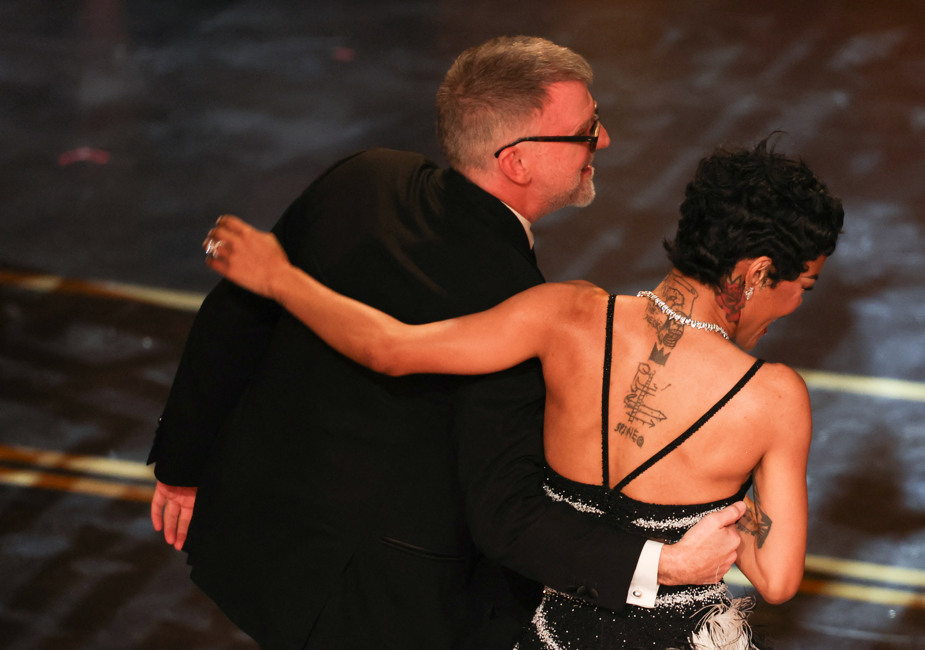 Paul Thomas Anderson et Teyana Taylor s'étreignent alors qu'ils reçoivent le prix du meilleur film pour « One Battle After Another » sur scène lors de la 98e cérémonie des Oscars. | Source : Getty Images