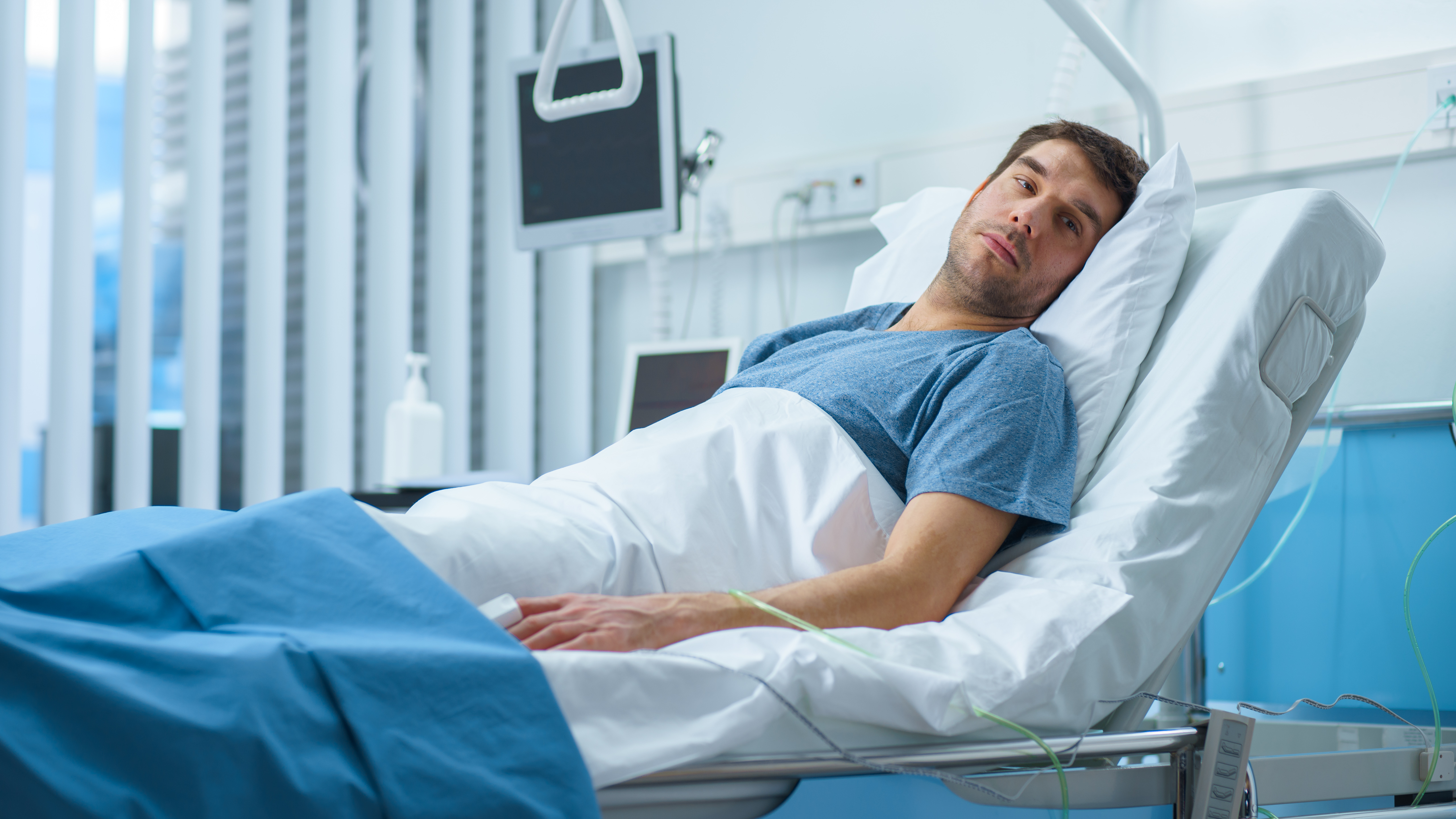 Hombre en sala de hospital | Fuente: Shutterstock.com