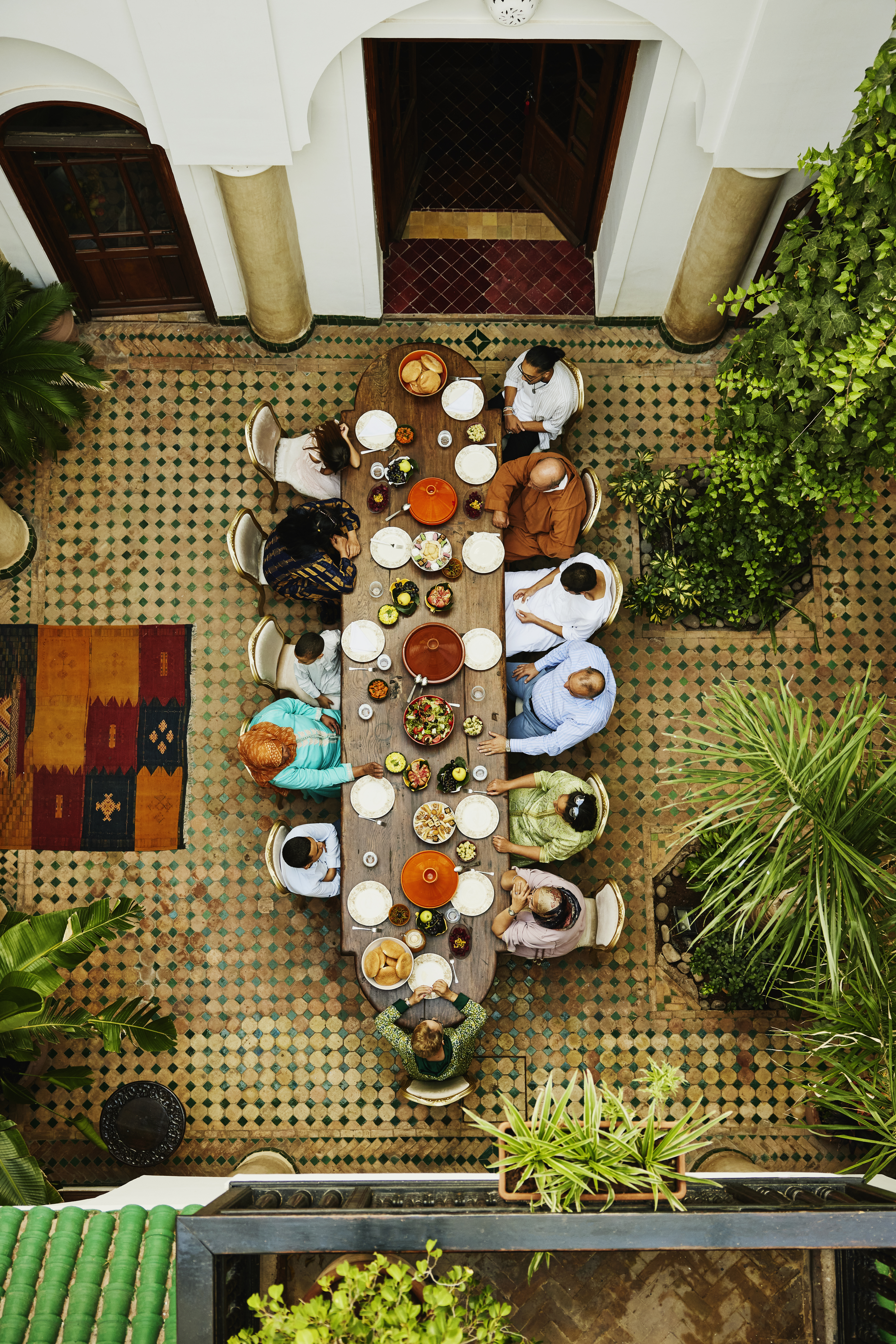 Une grande table de dîner avec des gens assis autour | Source : Getty Images