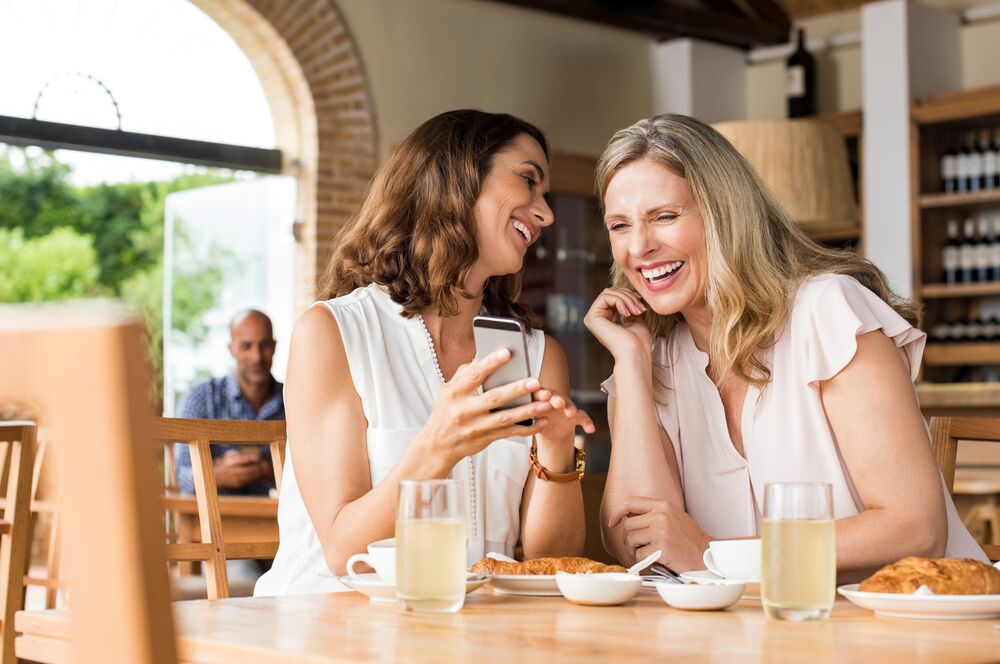 Deux amies en train de rire. l Source: Shutterstock