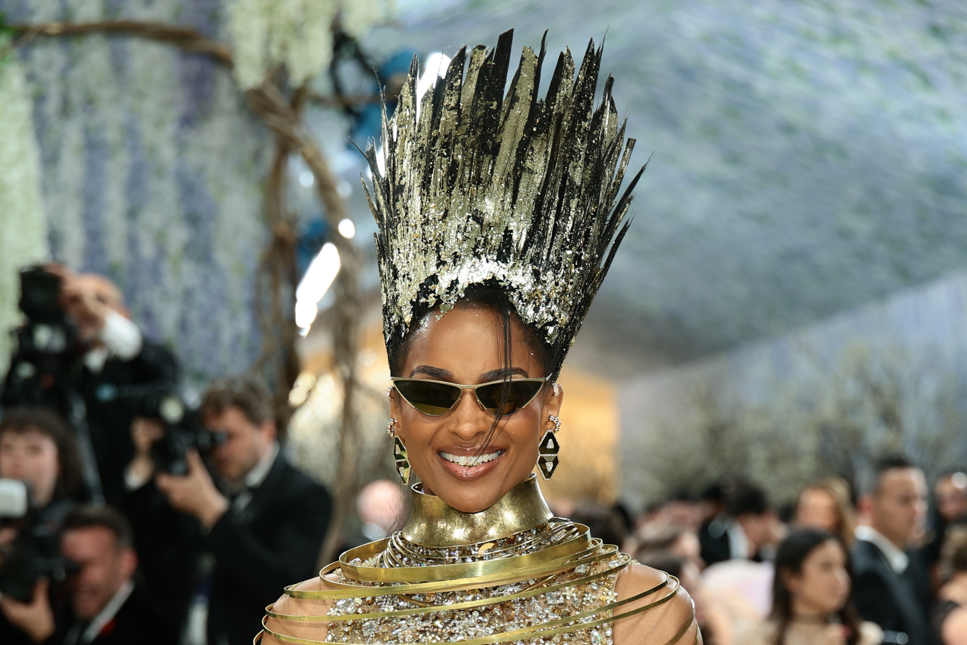 Ciara arrive dans un ensemble doré saisissant avec des éléments architecturaux | Source : Getty Images