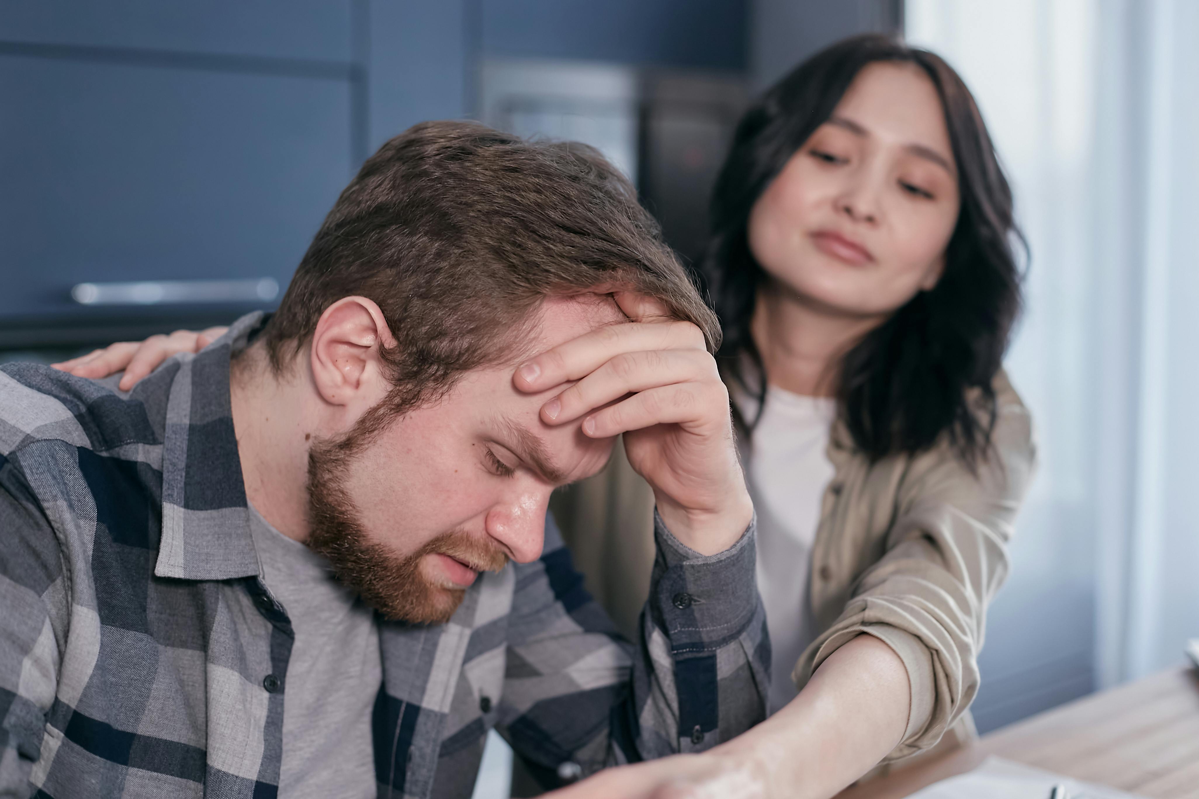 Une femme réconfortant un homme | Source : Pexels