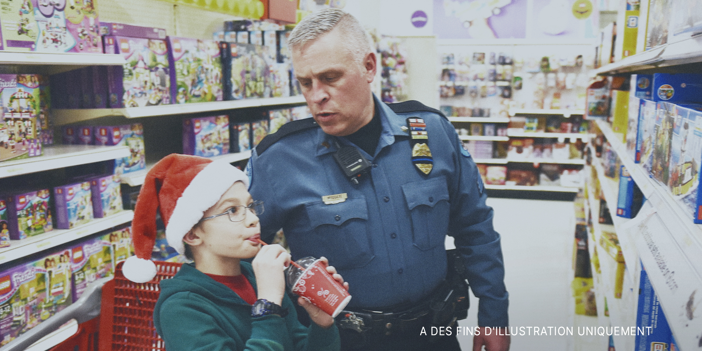 Un policier avec un garçon dans un magasin | Source : Getty Images