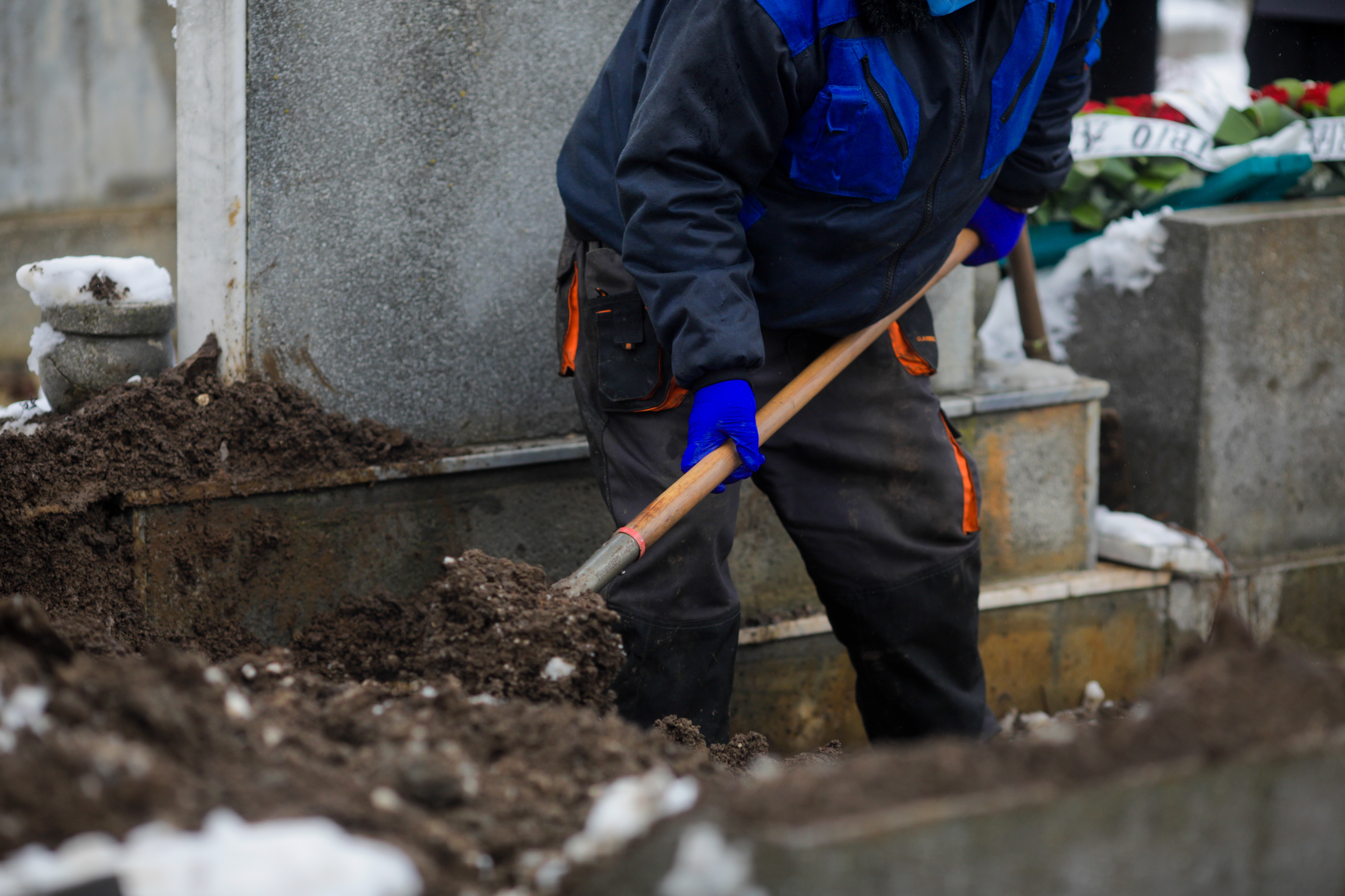 Une personne creusant dans un cimetière | Source : Shutterstock