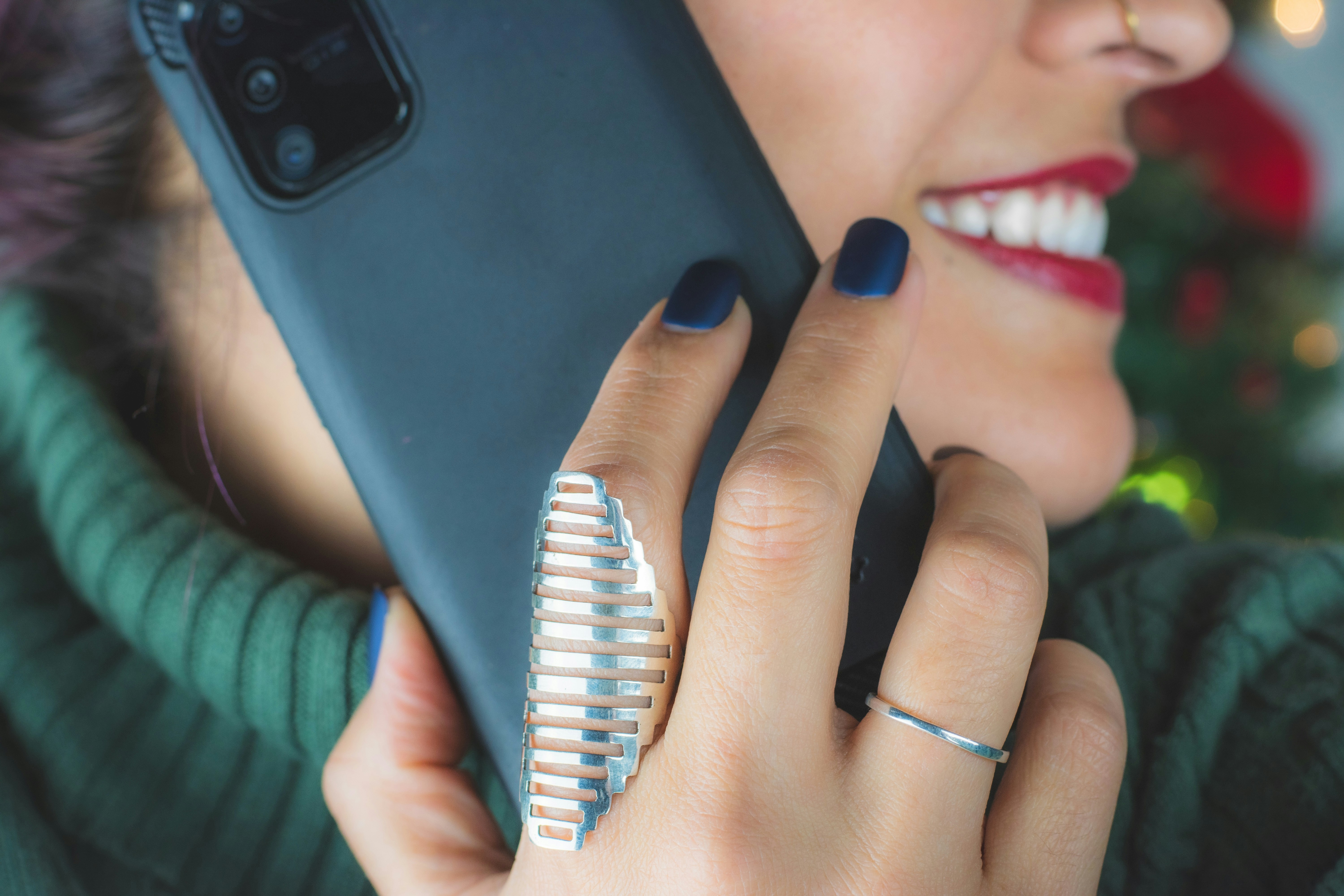 Une femme qui parle au téléphone | Source : Unsplash