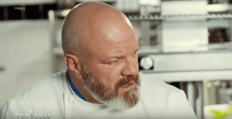 Philippe Etchebest inspecte le travail de sa brigade lors de la finale de "Top Chef 2019". | Youtube/film&serie