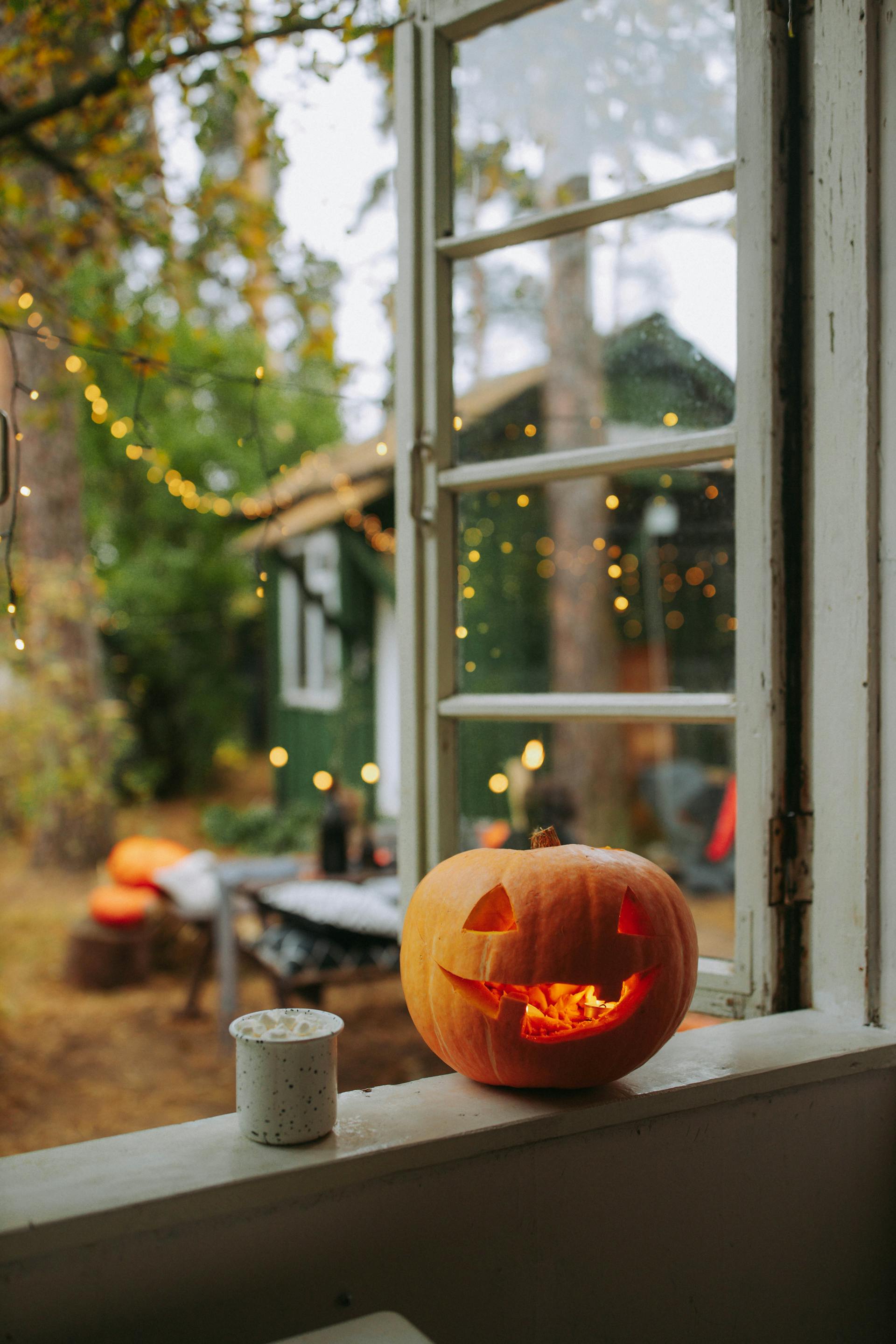 Un jack-o'-lantern posé sur la fenêtre d'une maison pendant Halloween | Source : Pexels