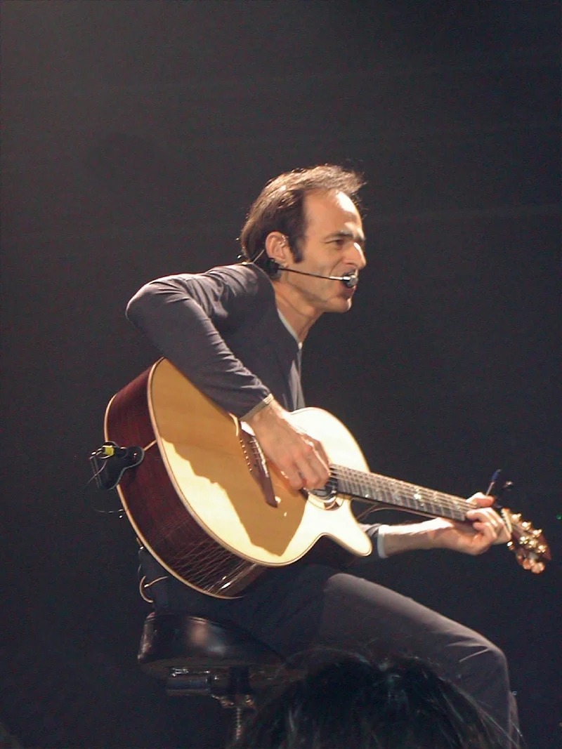 Jean-Jacques Goldman, pendant un concert le 4 mai 2002 2002 au Zénith de Paris | Photo : Wikimedia commons.