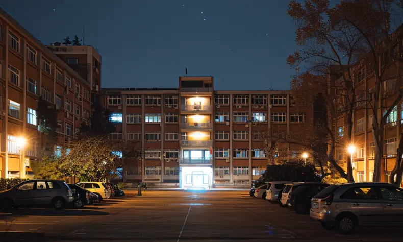 L'extérieur d'un bâtiment hospitalier la nuit | Source : Midjourney