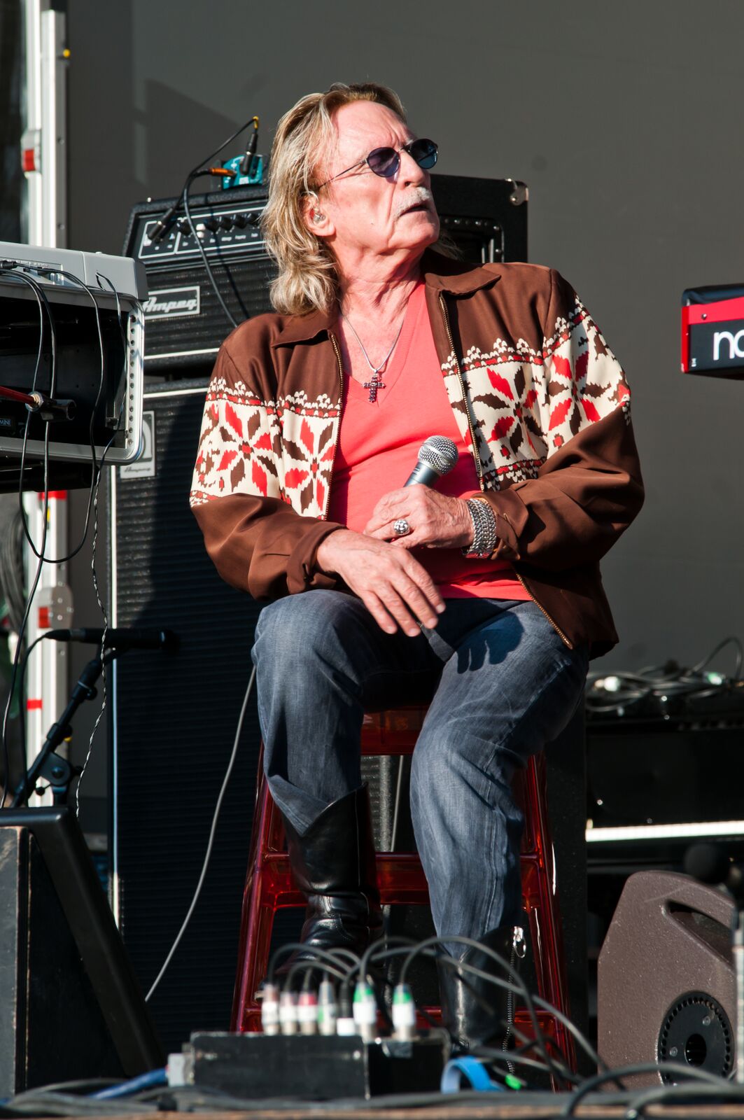 ​ Le chanteur Christophe avec un micro dans sa main. | Photo : Getty Images