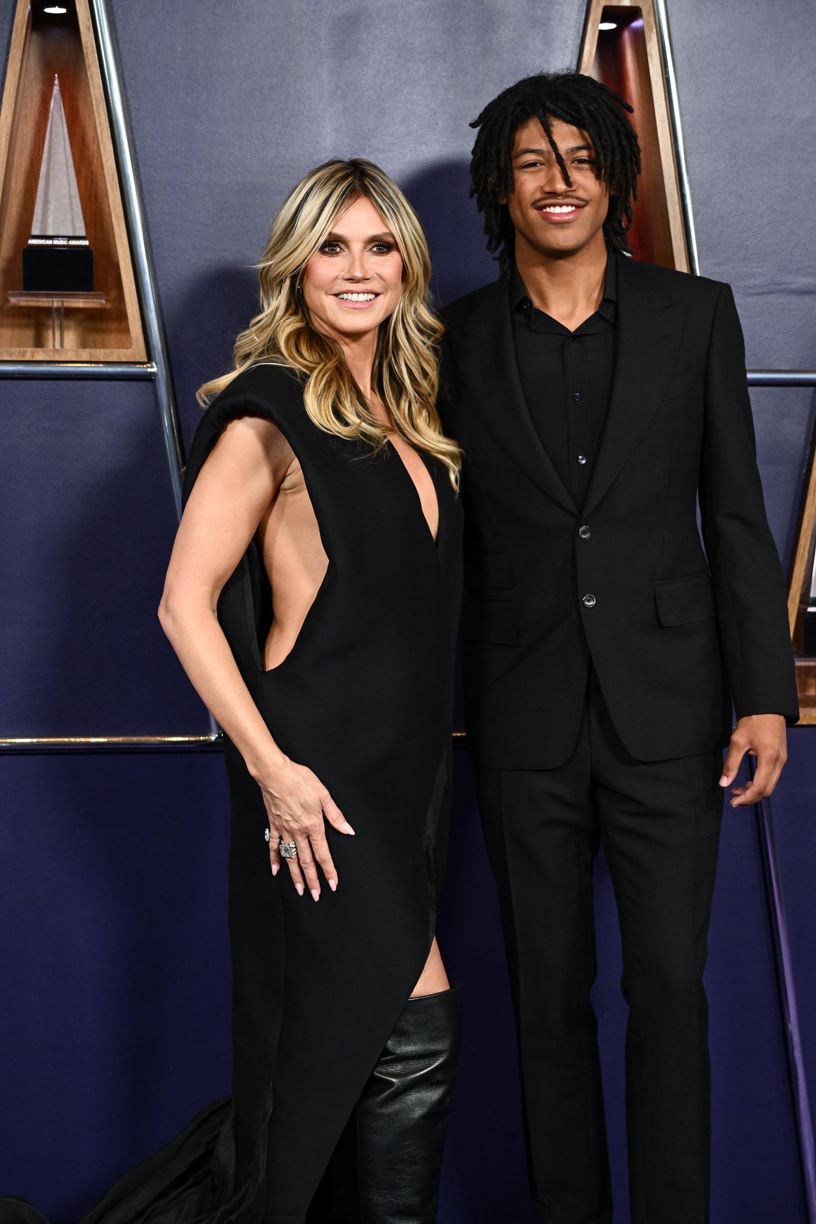 Heidi Klum et son fils, Henry Samuel, se tiennent bras dessus bras dessous sur le tapis violet des AMAs. Les lignes acérées de sa robe et le costume sur mesure de son fils ont permis de réaliser une photo de famille soignée sous les feux de la rampe.