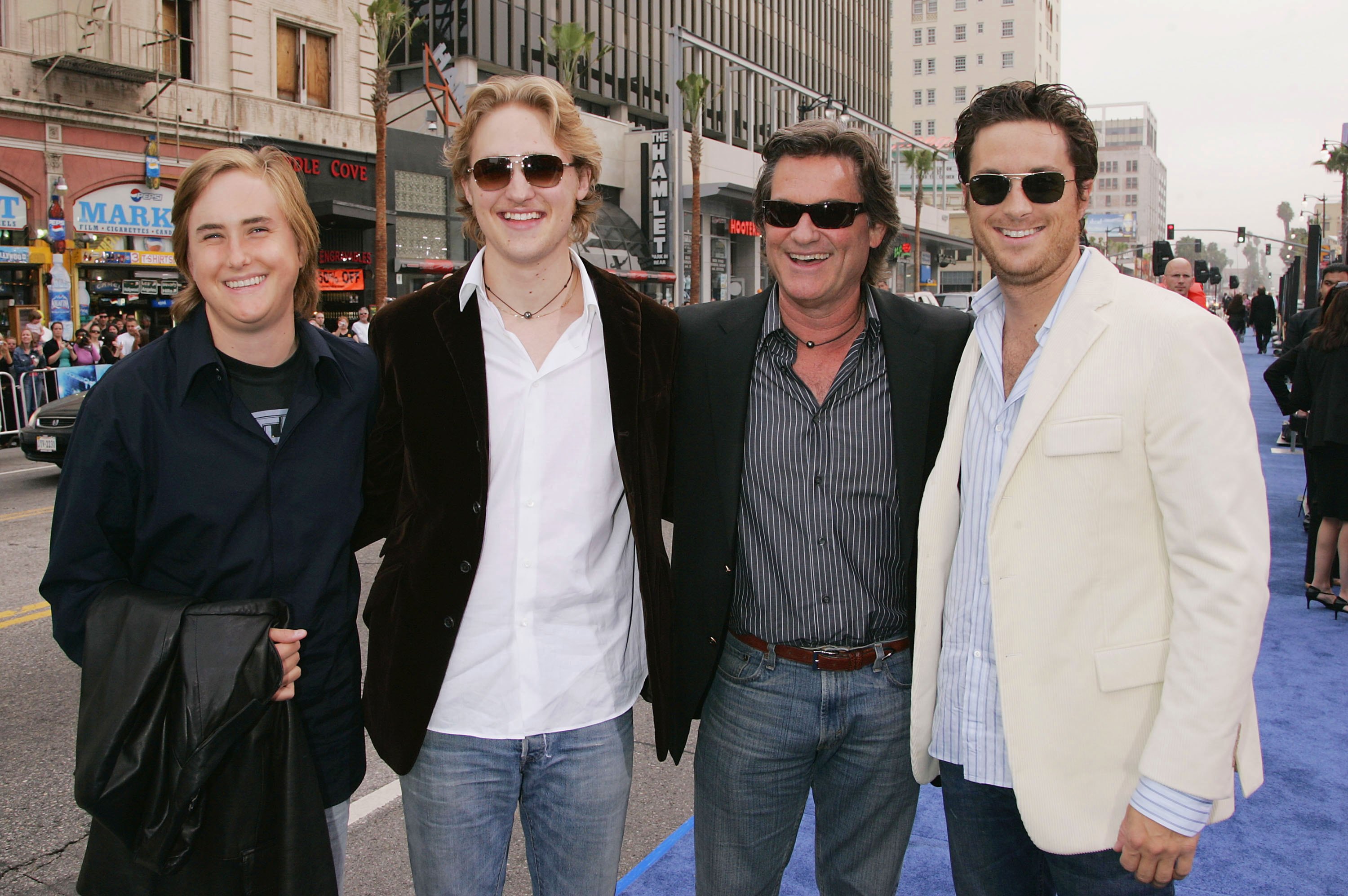 Wyatt, Boston, Kurt Russell et Oliver Hudson à la première de "Poséidon" le 10 mai 2006 | Source : Getty Images