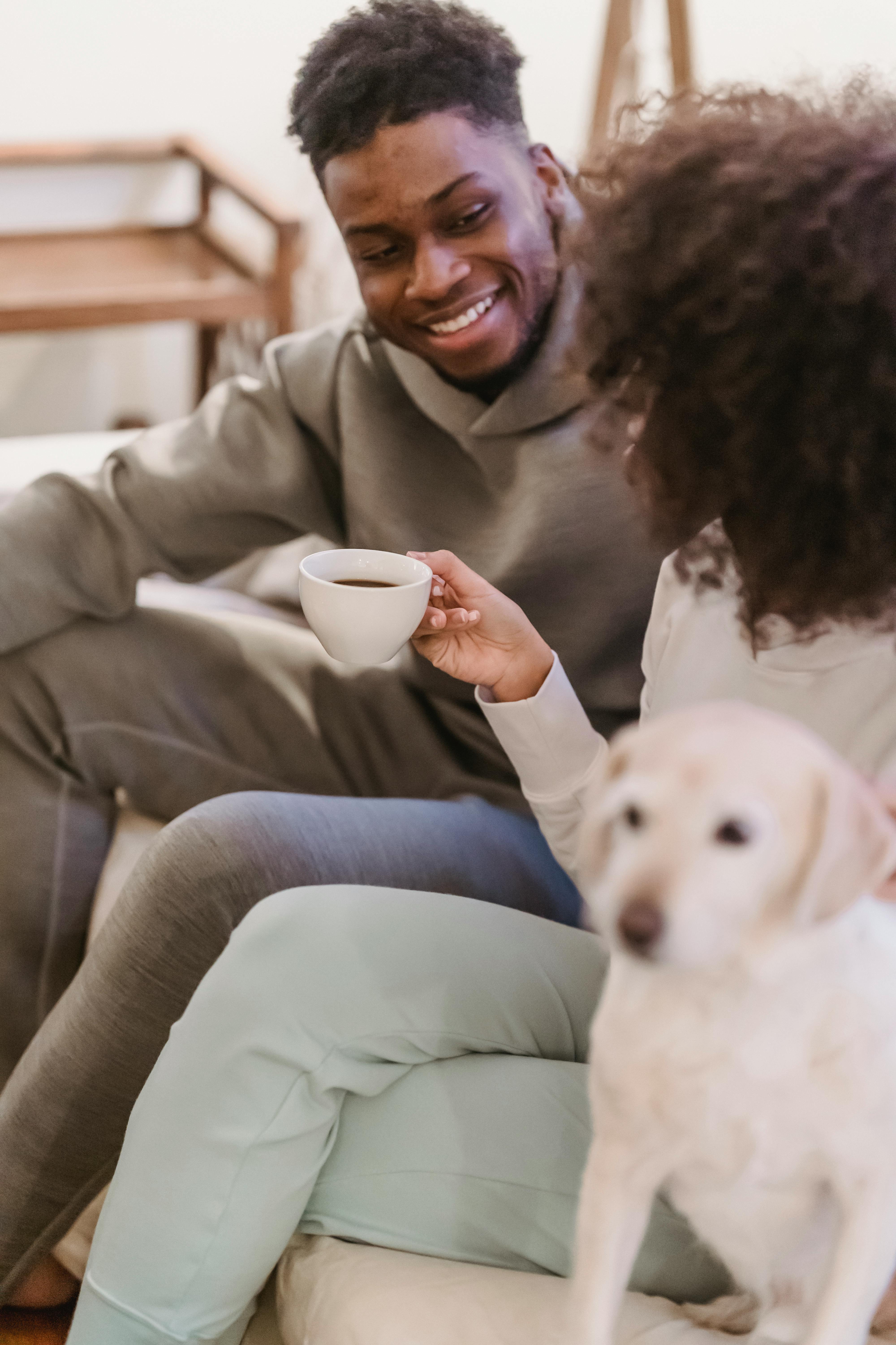 Un homme souriant qui regarde sa partenaire | Source : Pexels