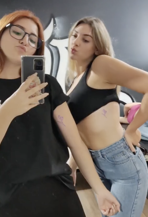 Les arrière-petites-filles de Guada Kelly posant avec leurs tatouages dans une vidéo TikTok en 2023 | Source : tiktok.com/@guada.kelly