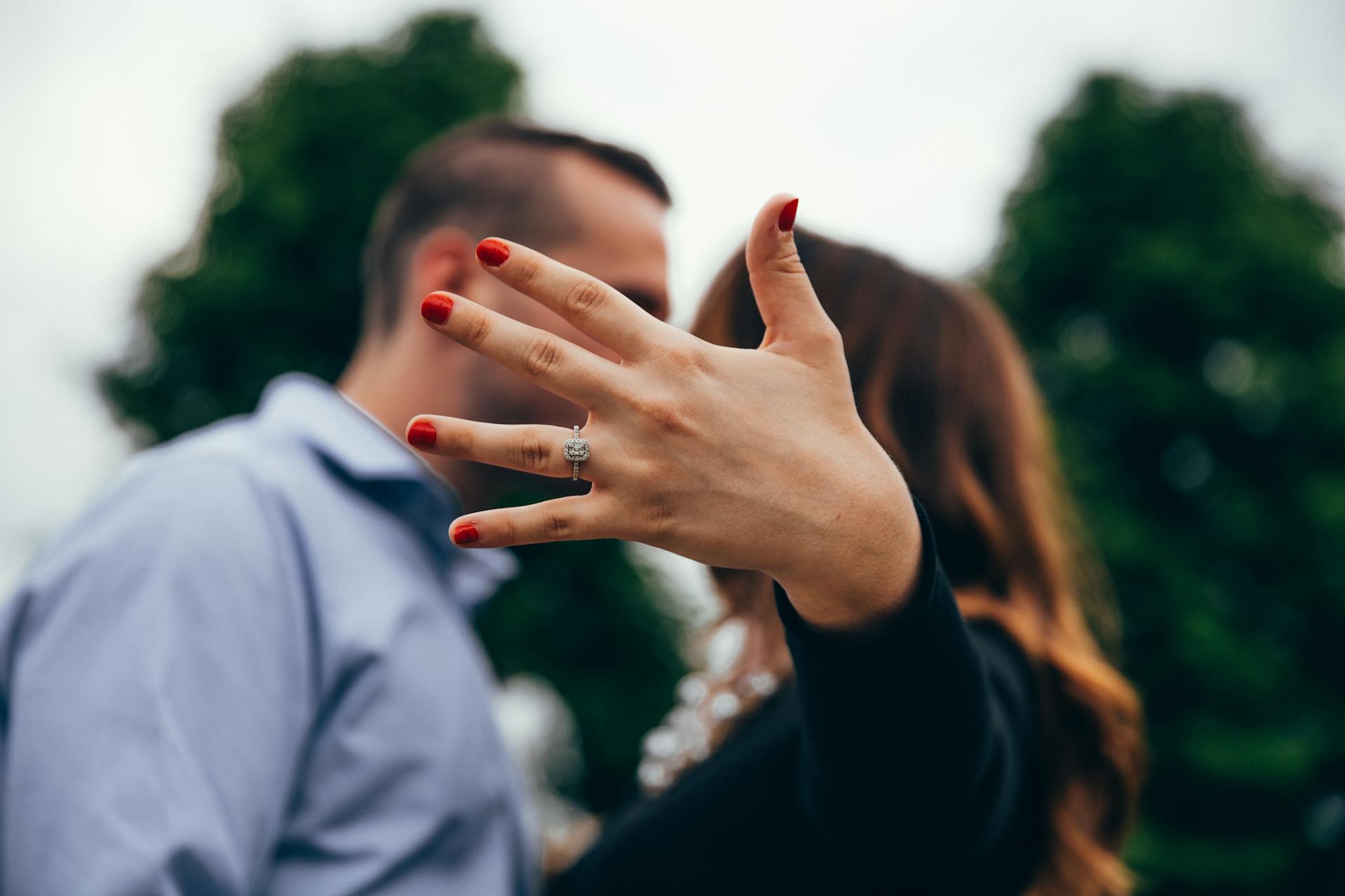 Une femme qui montre sa bague de fiançailles | Source : Pexels
