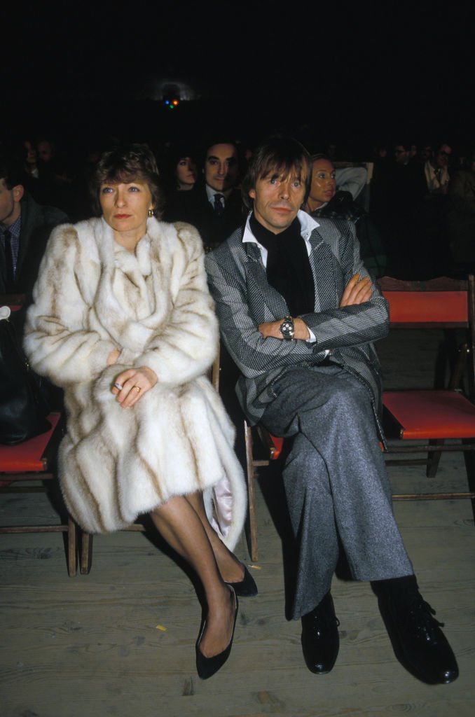 Pierre Bachelet et sa femme lors d'un gala le 8 décembre 1983 à Paris, France. | Photo : Getty Images