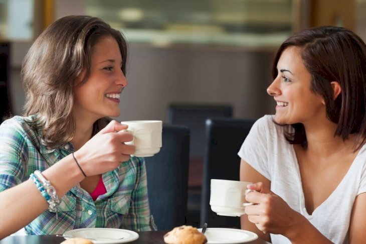 Deux femmes qui discutent.| Photo : Shutterstock