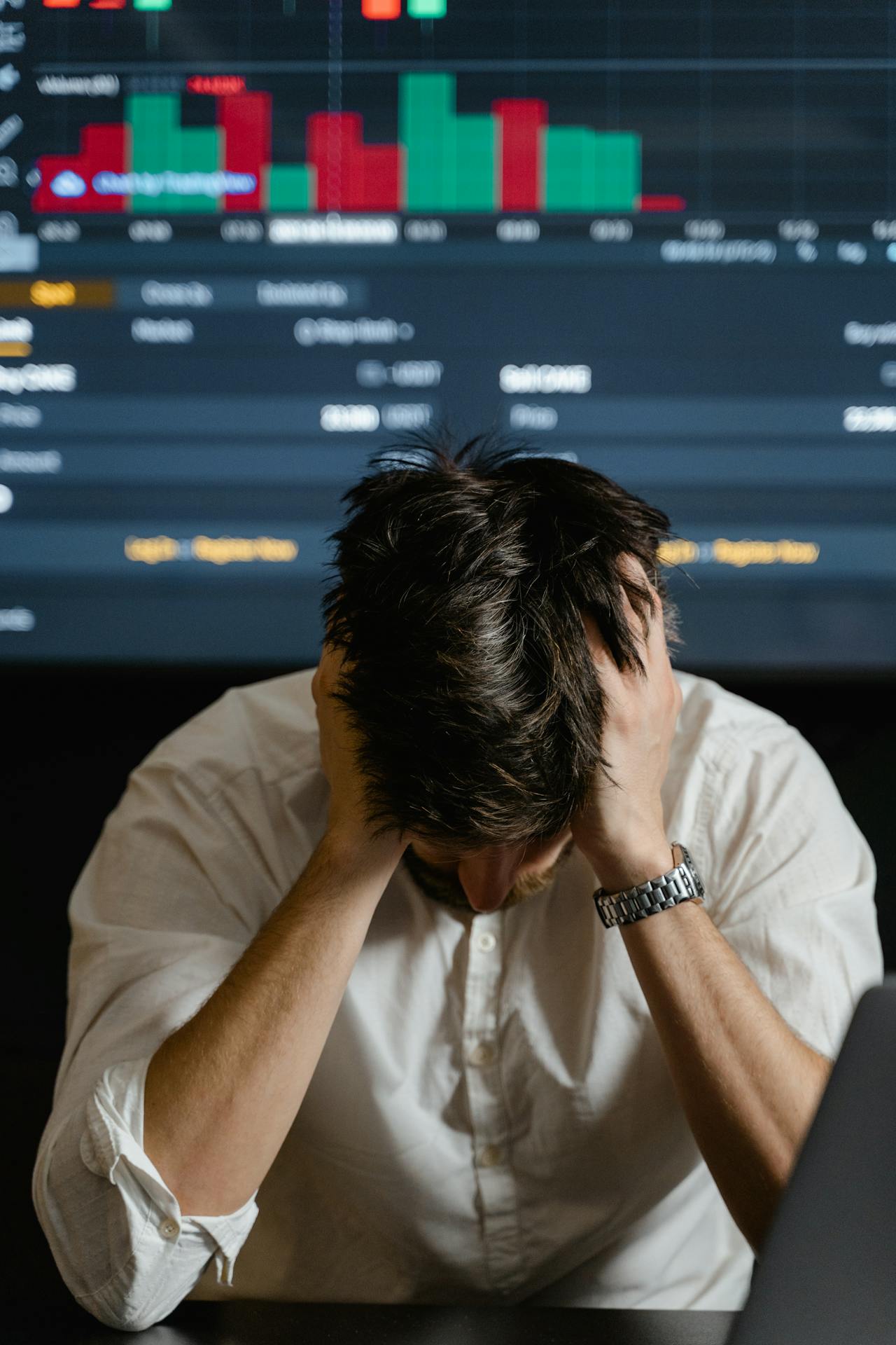 Un homme stressé dans son bureau | Source : Pexels