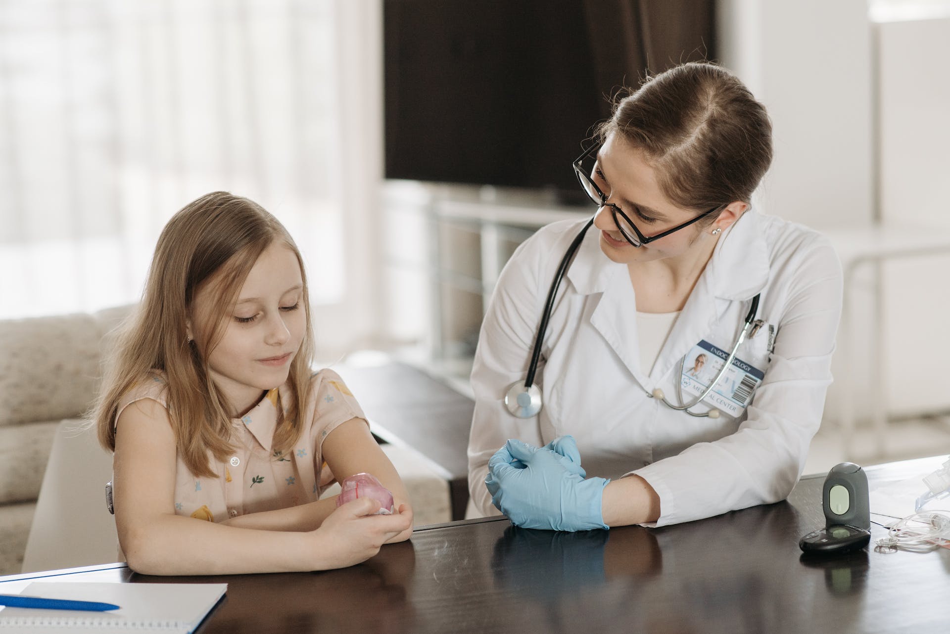 Médecin parlant à une petite fille | Source : Pexels