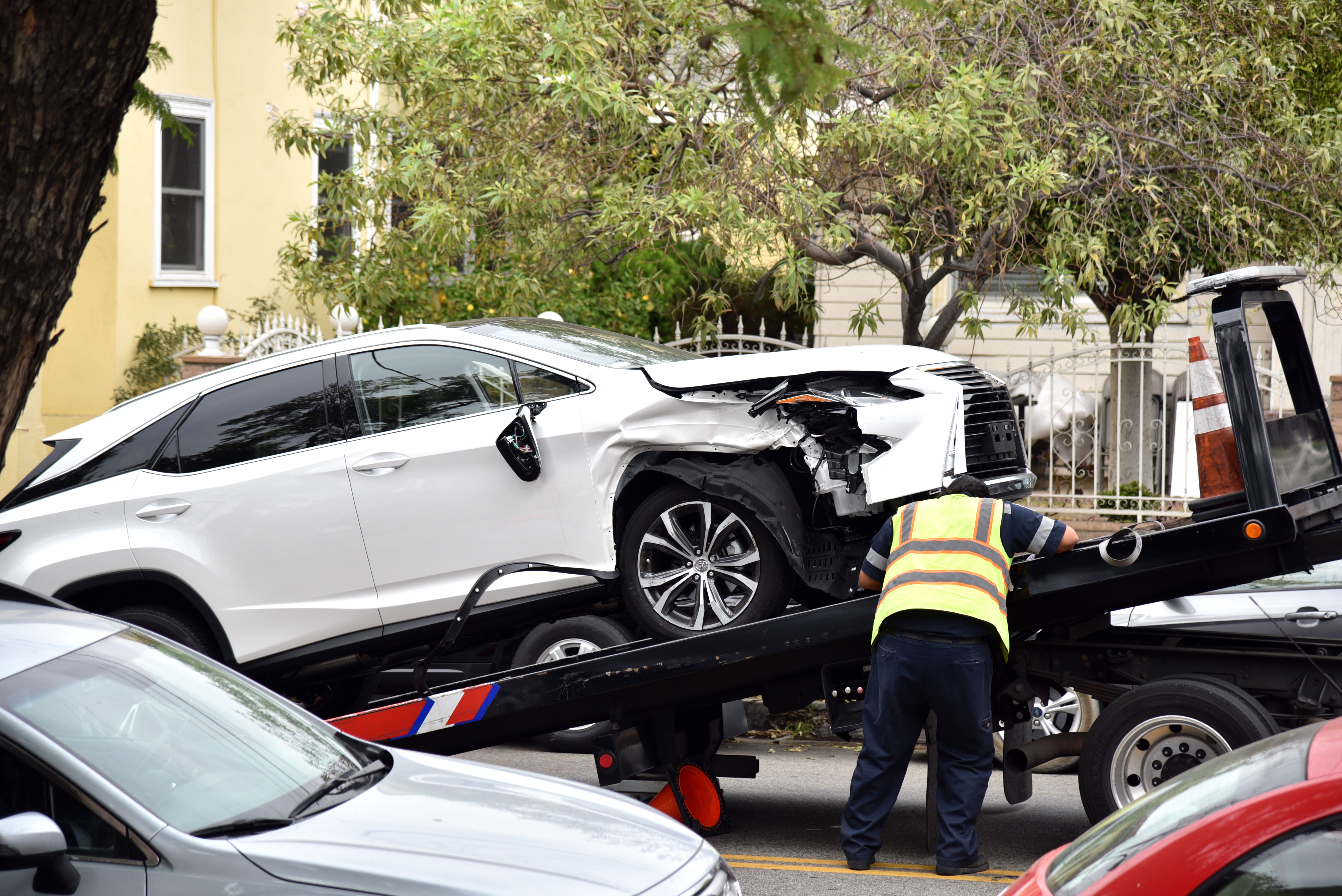 Un conducteur de dépanneuse remorque une voiture endommagée. | Source : Shutterstock