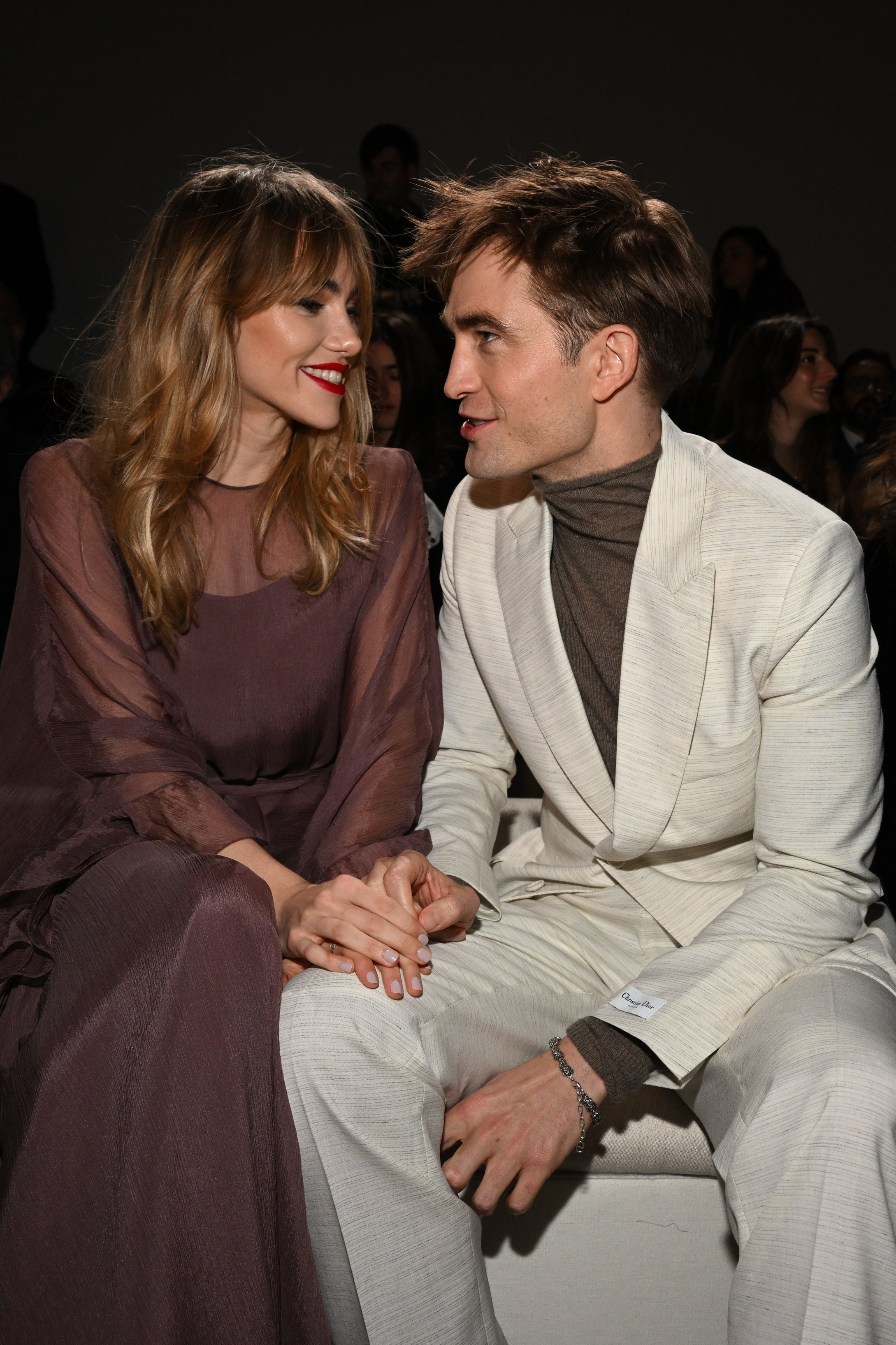 Suki Waterhouse et Robert Pattinson au défilé Dior Fall 2023 Menswear à Gizeh, en Égypte, le 3 décembre 2022 | Source : Getty Images