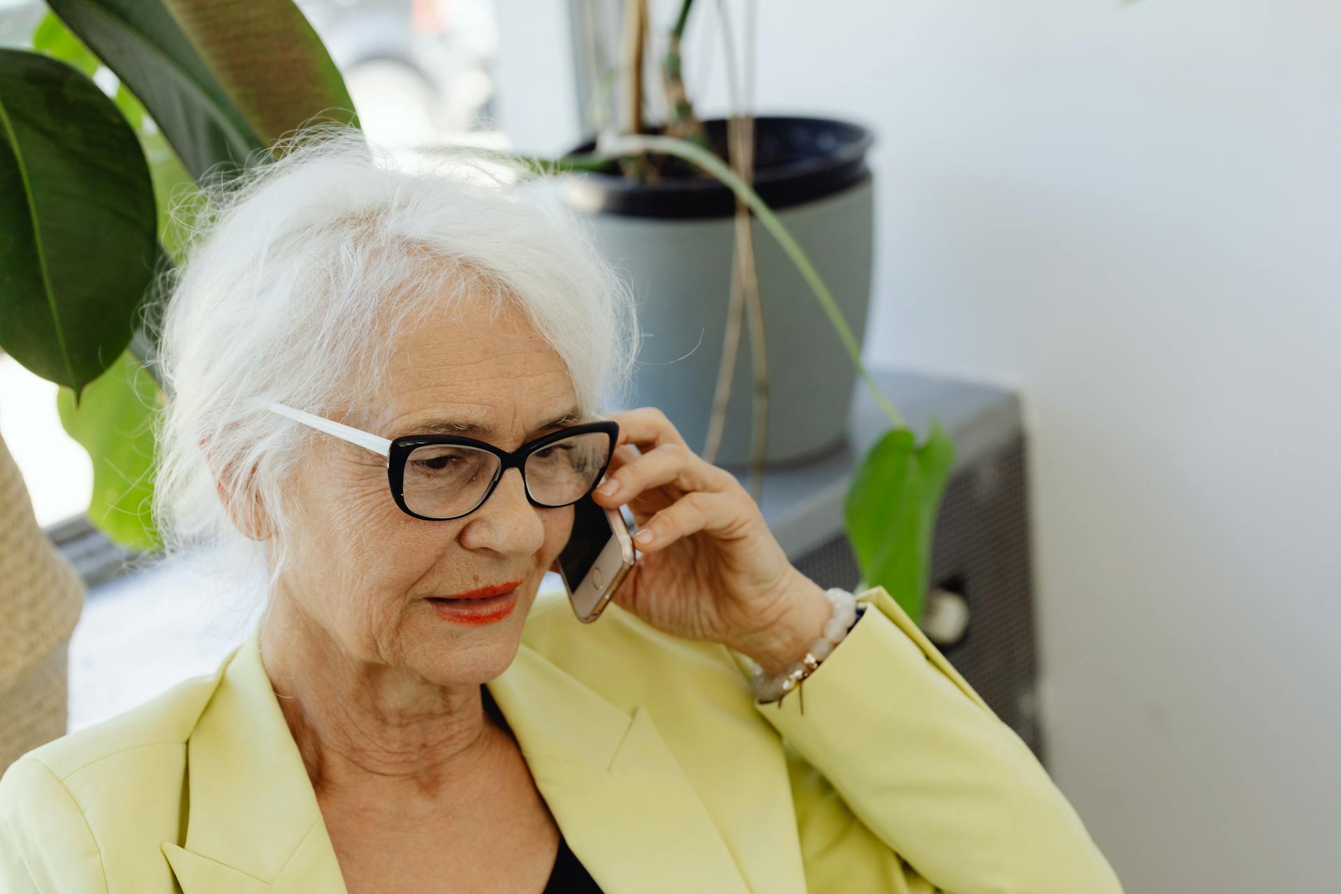 Une dame âgée qui parle au téléphone | Source : Pexels