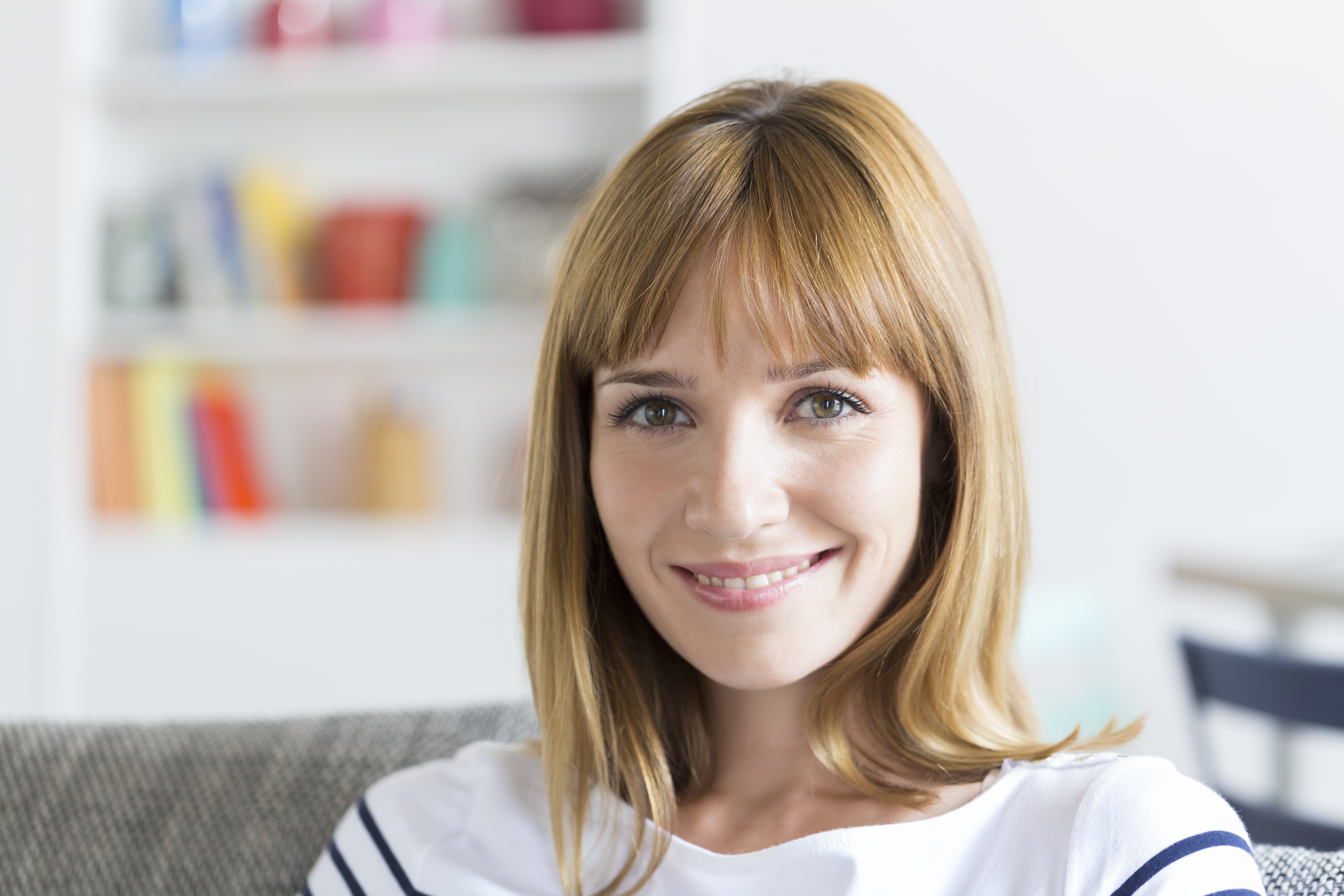 Une femme qui sourit | Source : Shutterstock