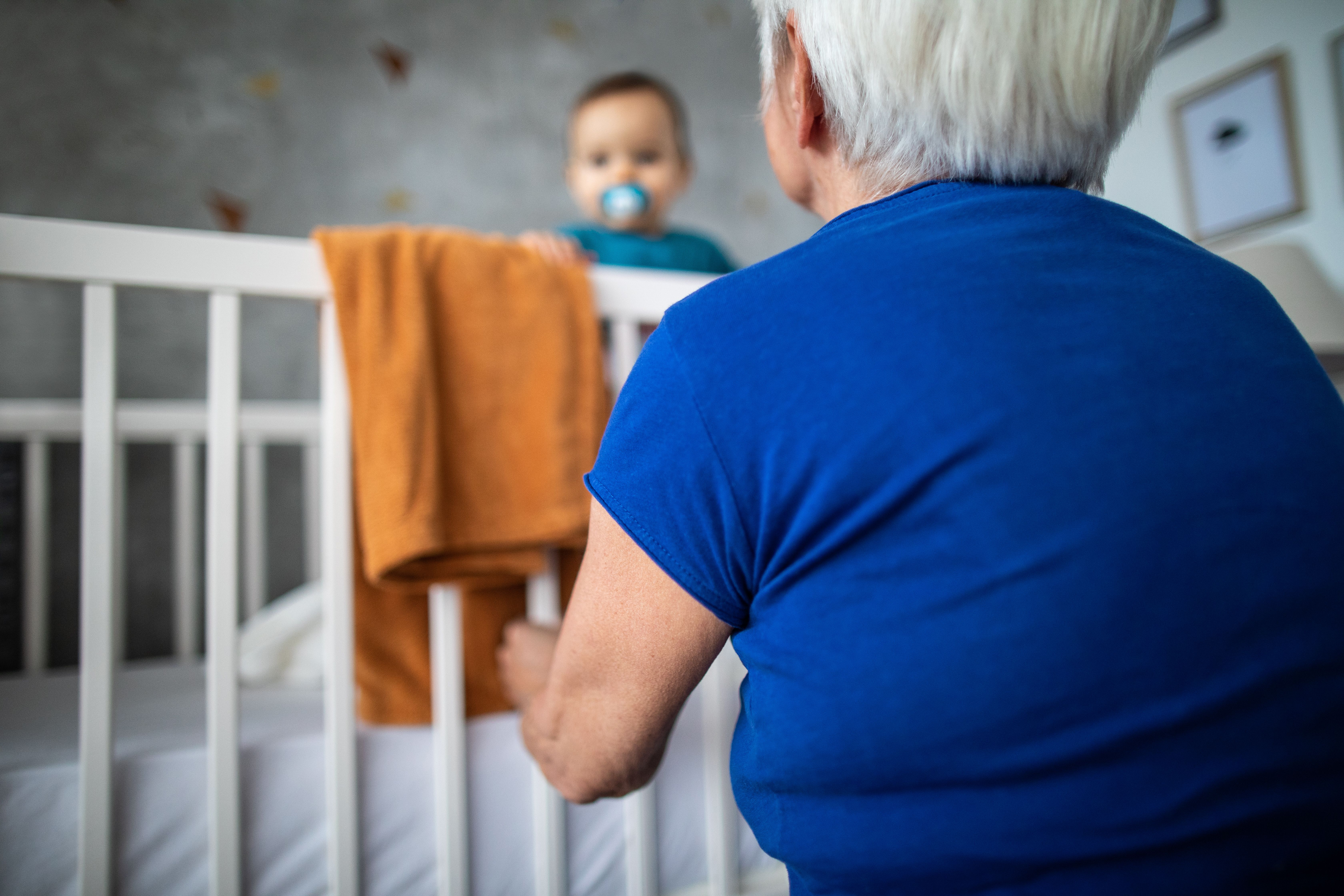 Une grand-mère qui veille sur son petit enfant | Source : Getty Images