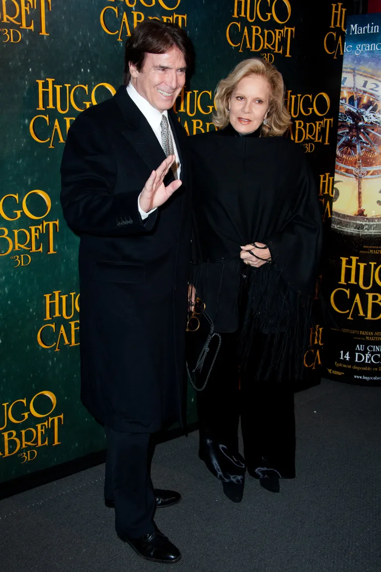Sylvie Vartan et son mari Tony Scotti assistent à la première de'Hugo Cabret 3D' au cinéma UGC Normandie le 6 décembre 2011 à Paris | Photo : Getty Images