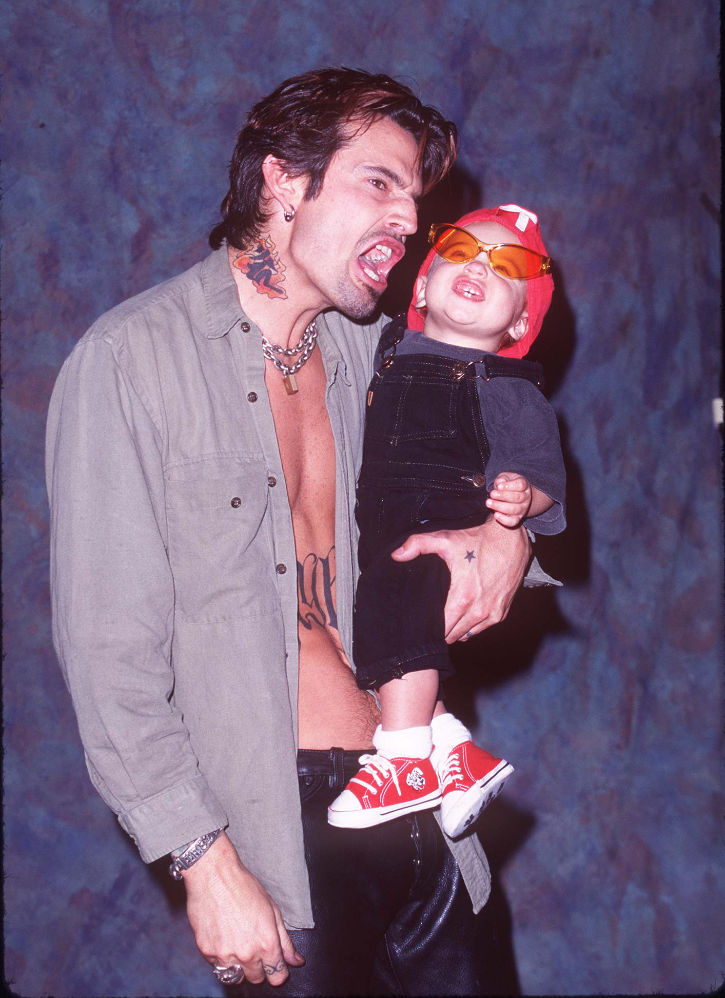 Tommy Lee réagit en tenant son fils Brandon à Guitar Center à Hollywood, Californie, le 20 mai 1997 | Source : Getty Images