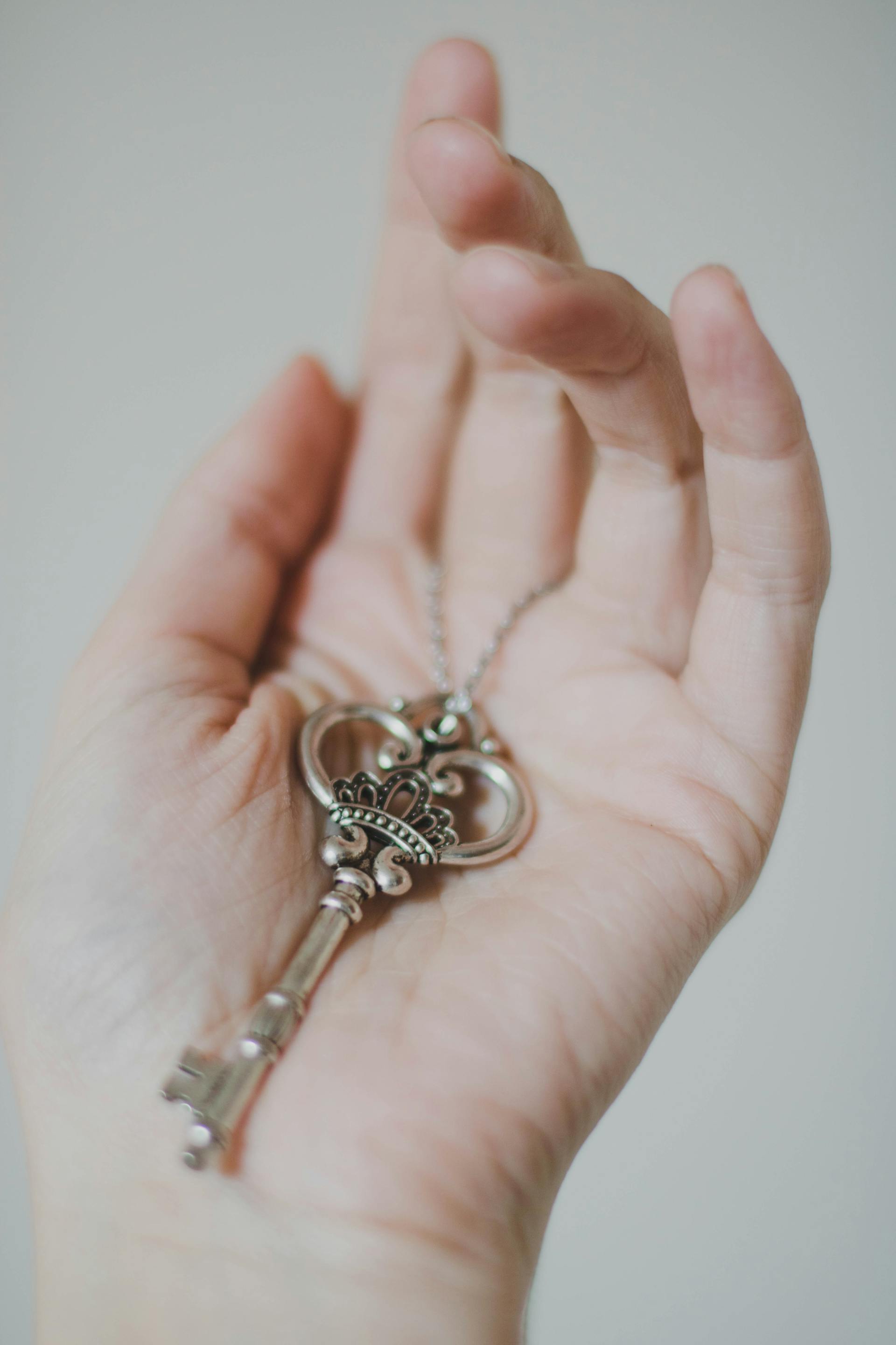 Une personne tenant une clé  de couleur argentée | Source : Pexels