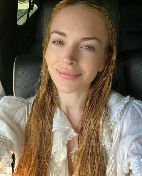 Lindsay Lohan en train de sourire à la caméra, photo publiée le 29 mai 2025. | Source : Instagram/lindsaylohan