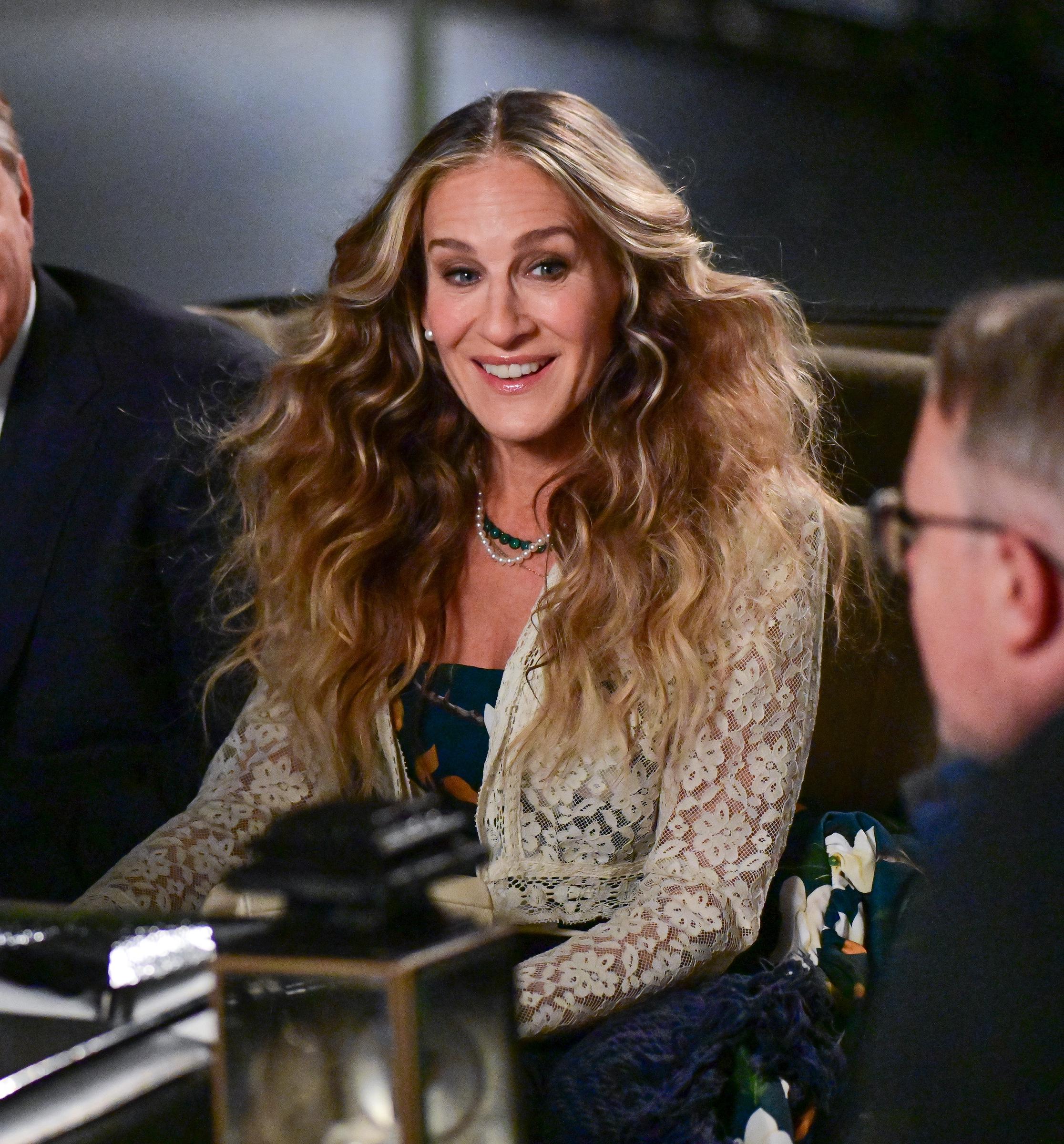 Sarah Jessica Parker sur le plateau de tournage de "And just like that.." au Madison Square Park, le 7 novembre 2021, à New York | Source : Getty Images