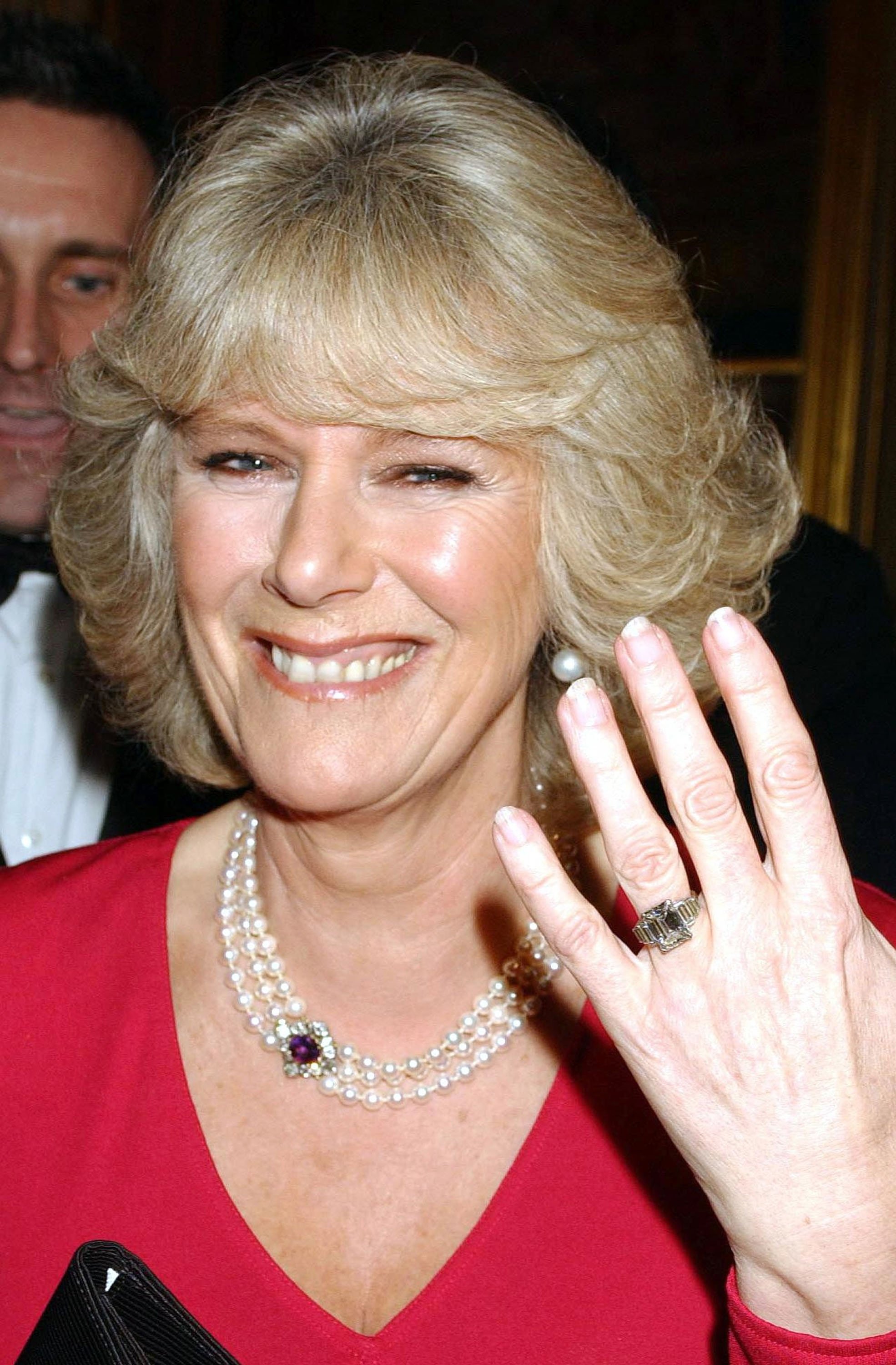 Camilla Parker Bowles montrant sa bague de fiançailles à son arrivée à une fête au château de Windsor le 10 février 2005 à Windsor, Angleterre | Source : Getty Images