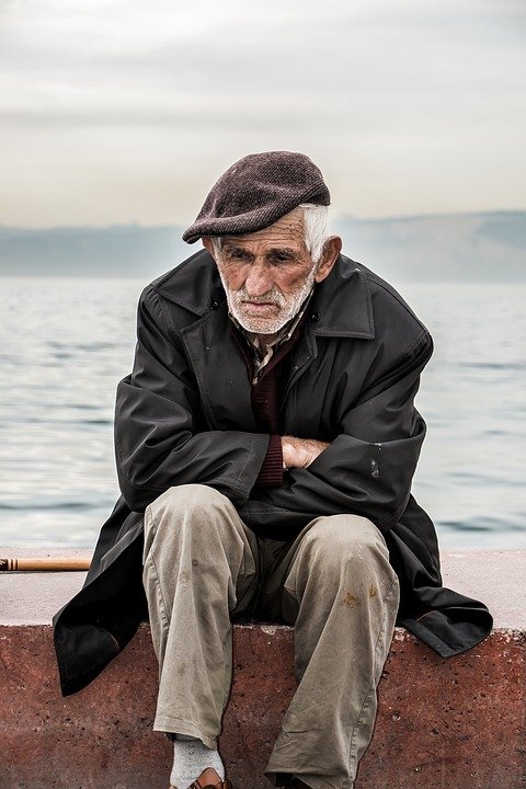 Un vieil homme en train de penser. | Photo : Pixabay