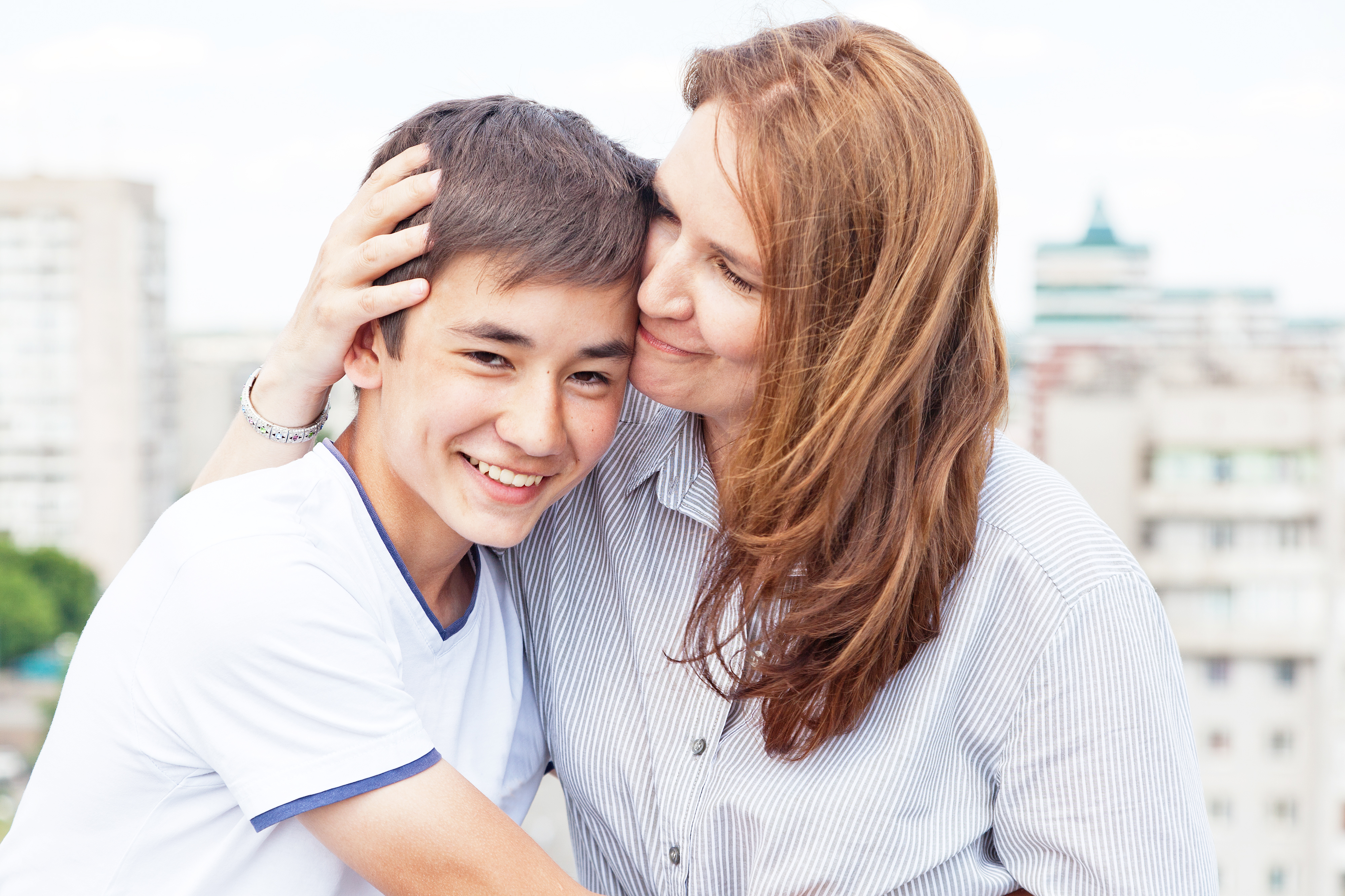 Maman heureuse avec son fils | Source : Shutterstock