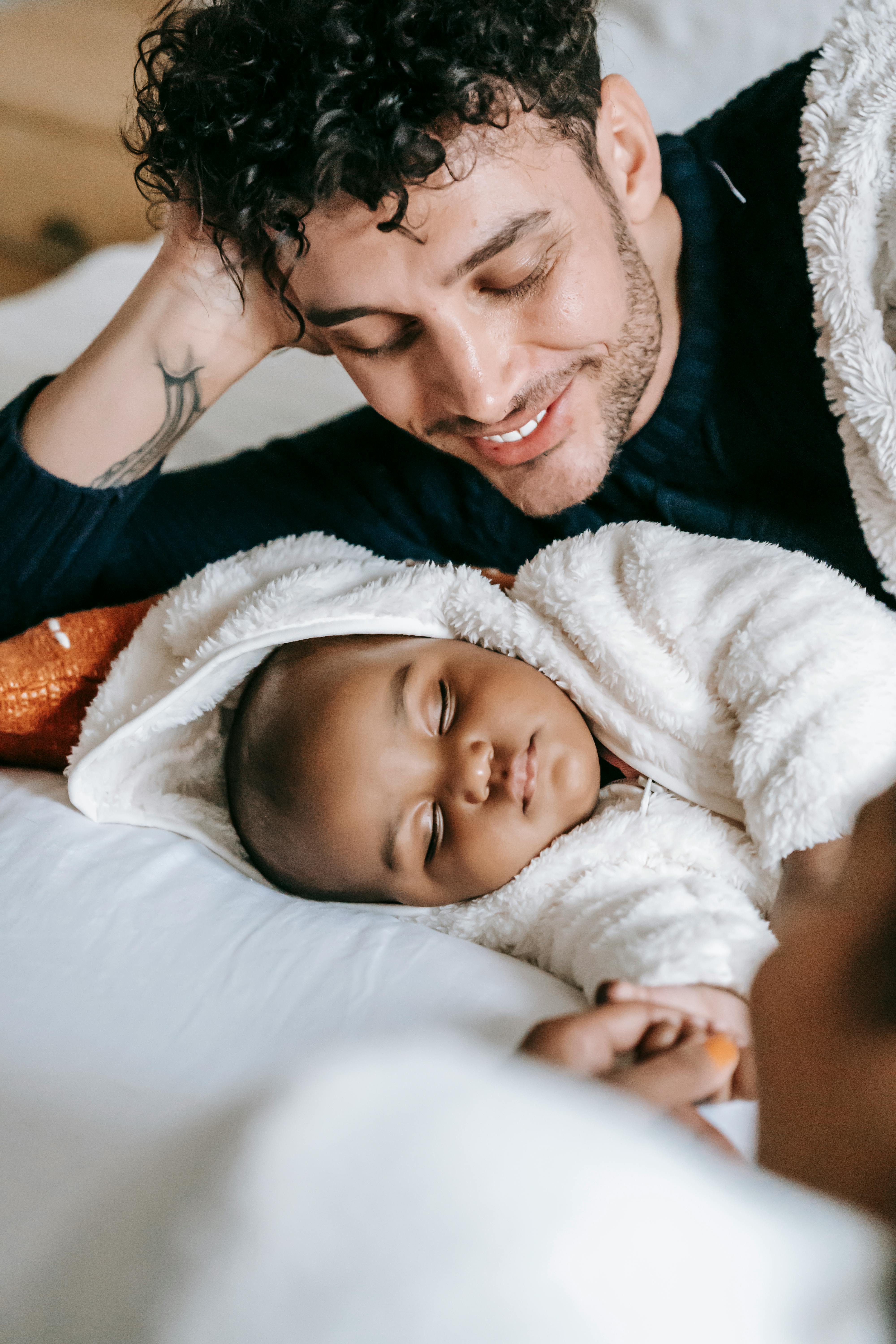 Père regardant son bébé dormir | Source : Pexels