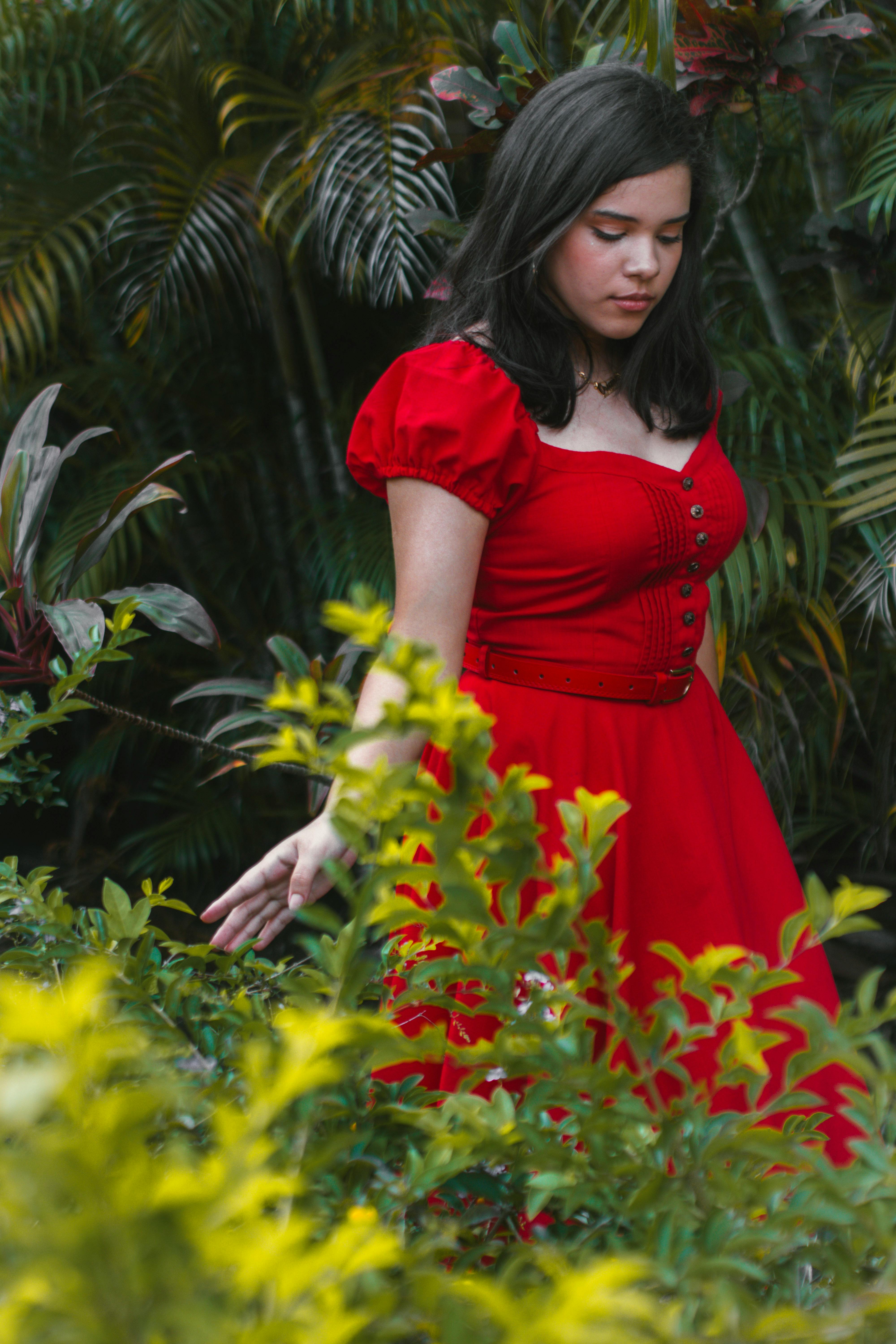 Une femme se promenant dans le jardin | Source : Pexels