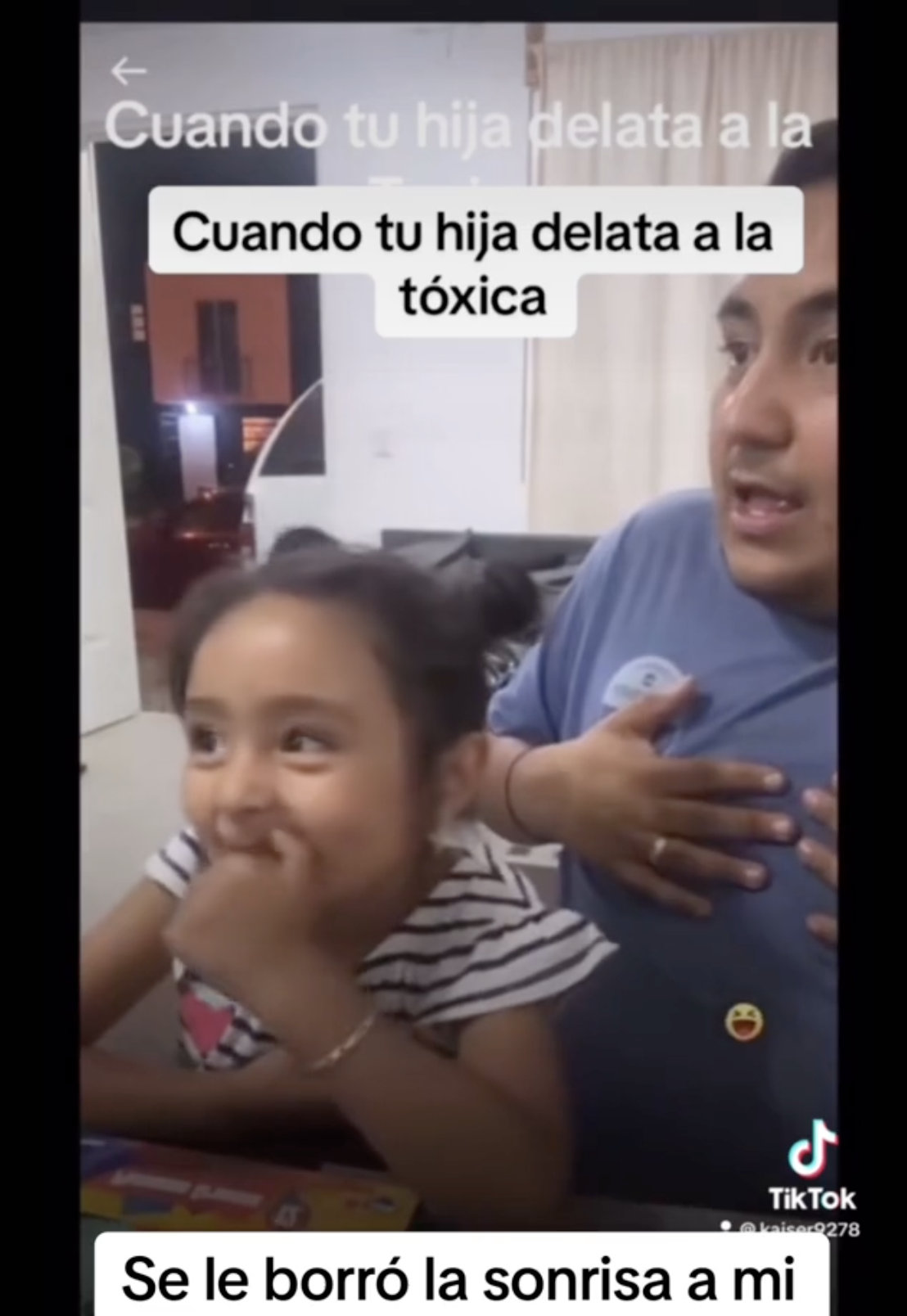 Le père mexicain met ses mains sur sa poitrine sous l'effet de la surprise, tandis que sa fille regarde fixement sa mère assise à leurs côtés. | Source : tiktok.com/@kaiser927