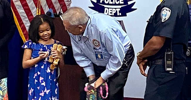 La police fait l'éloge d'une petite fille courageuse qui a repoussé l'agresseur de sa mère | Photo : Facebook/westpalmbeachpolice