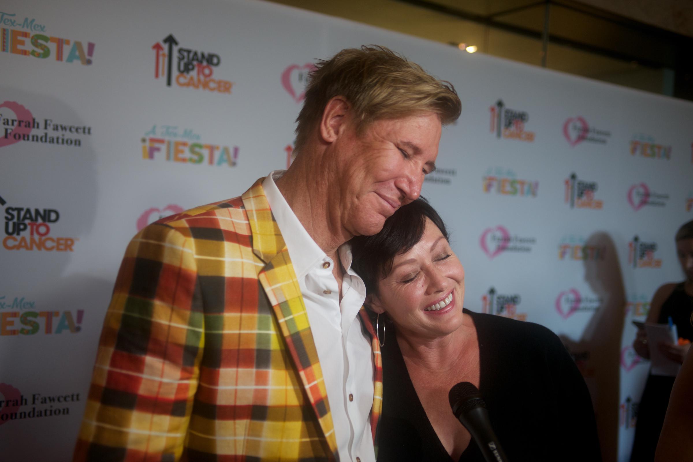 Le Dr Lawrence Piro et Shannen Doherty assistant à la "Tex-Mex Fiesta" de la Fondation Farrah Fawcett à Los Angeles, en Californie, le 9 septembre 2017 | Source : Getty Images