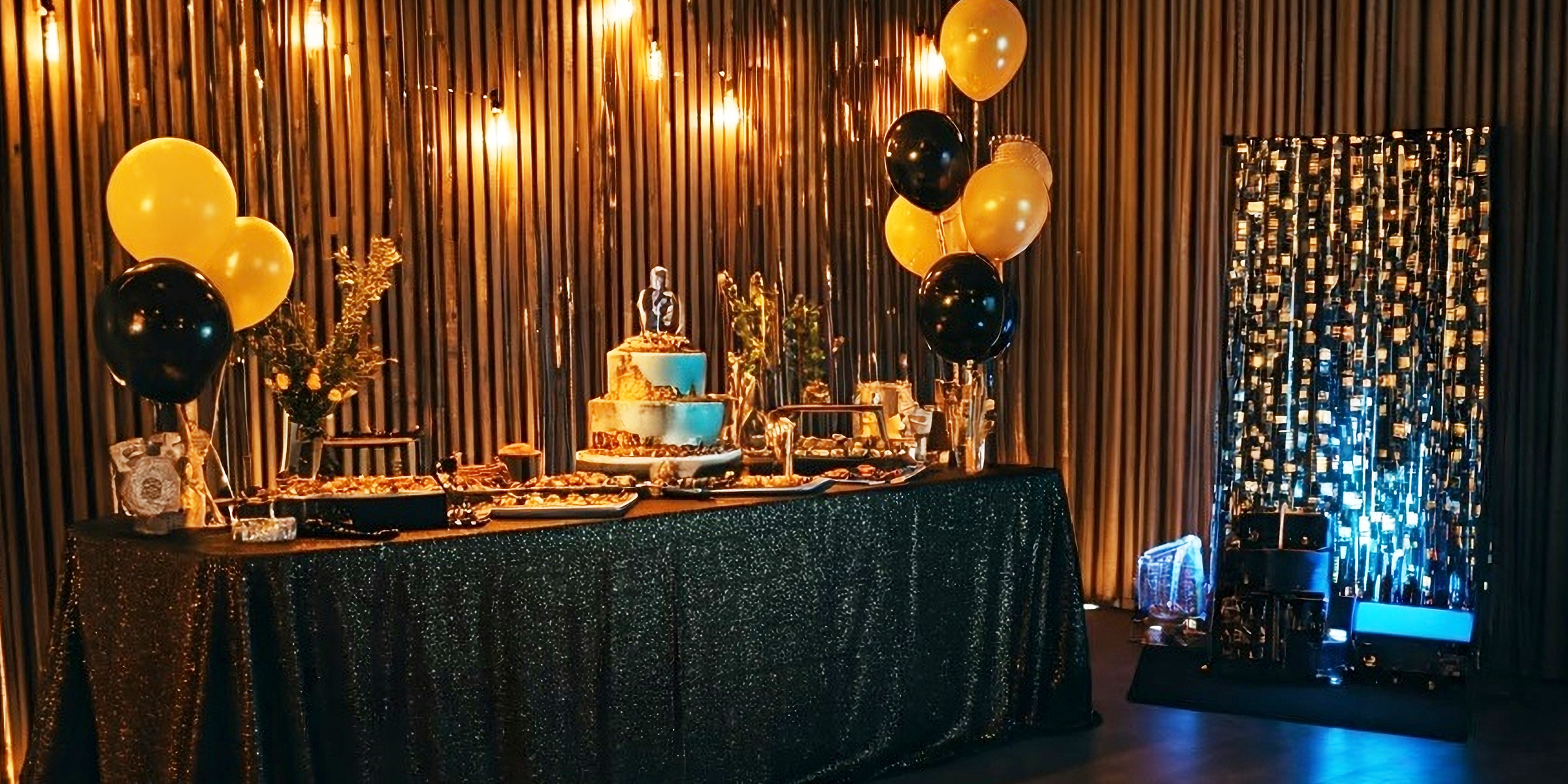 Décorations de fête entourant une table | Source : Shutterstock